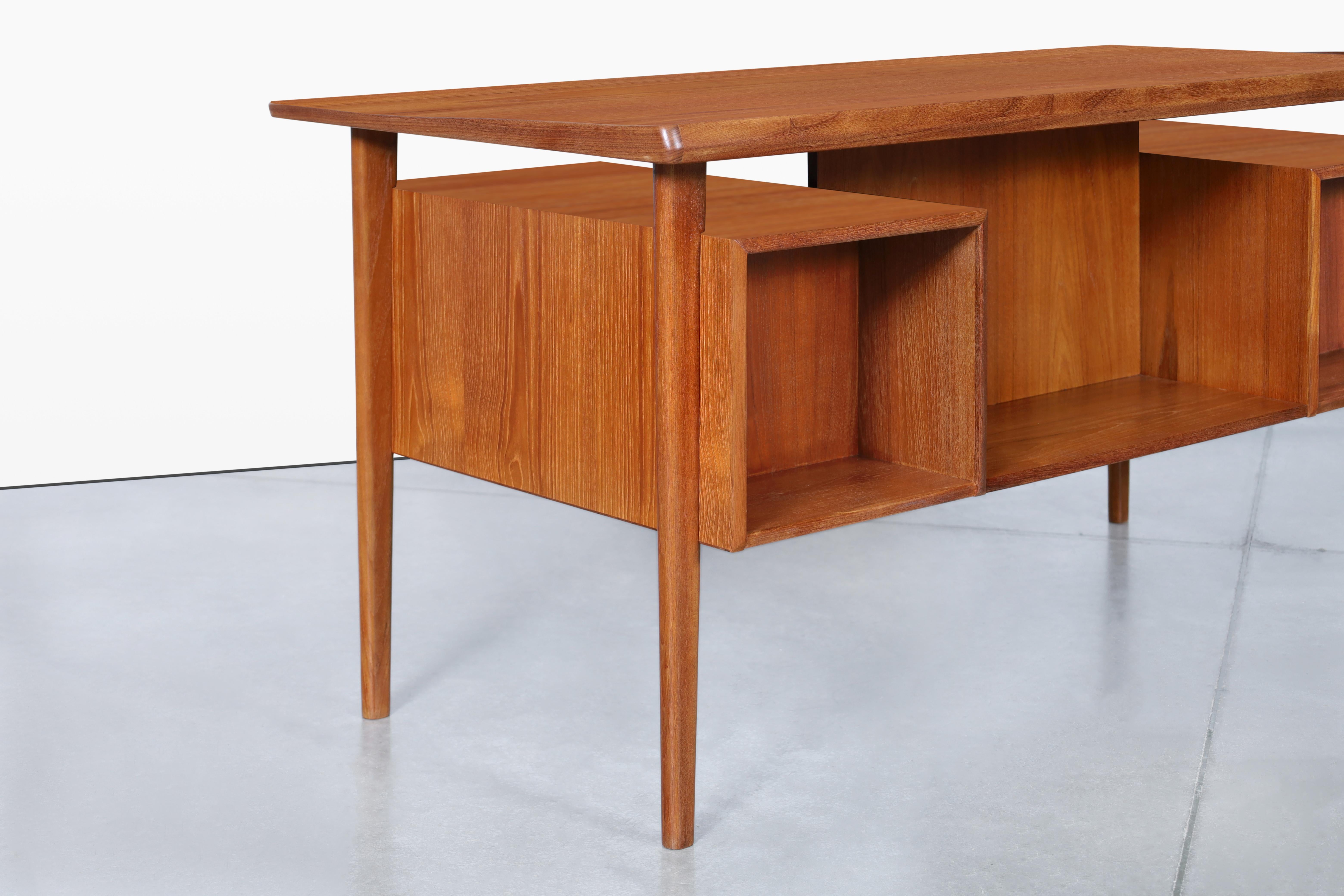 Scrivania moderna danese con piano flottante in teak di Peter Løvig Nielsen in vendita 3