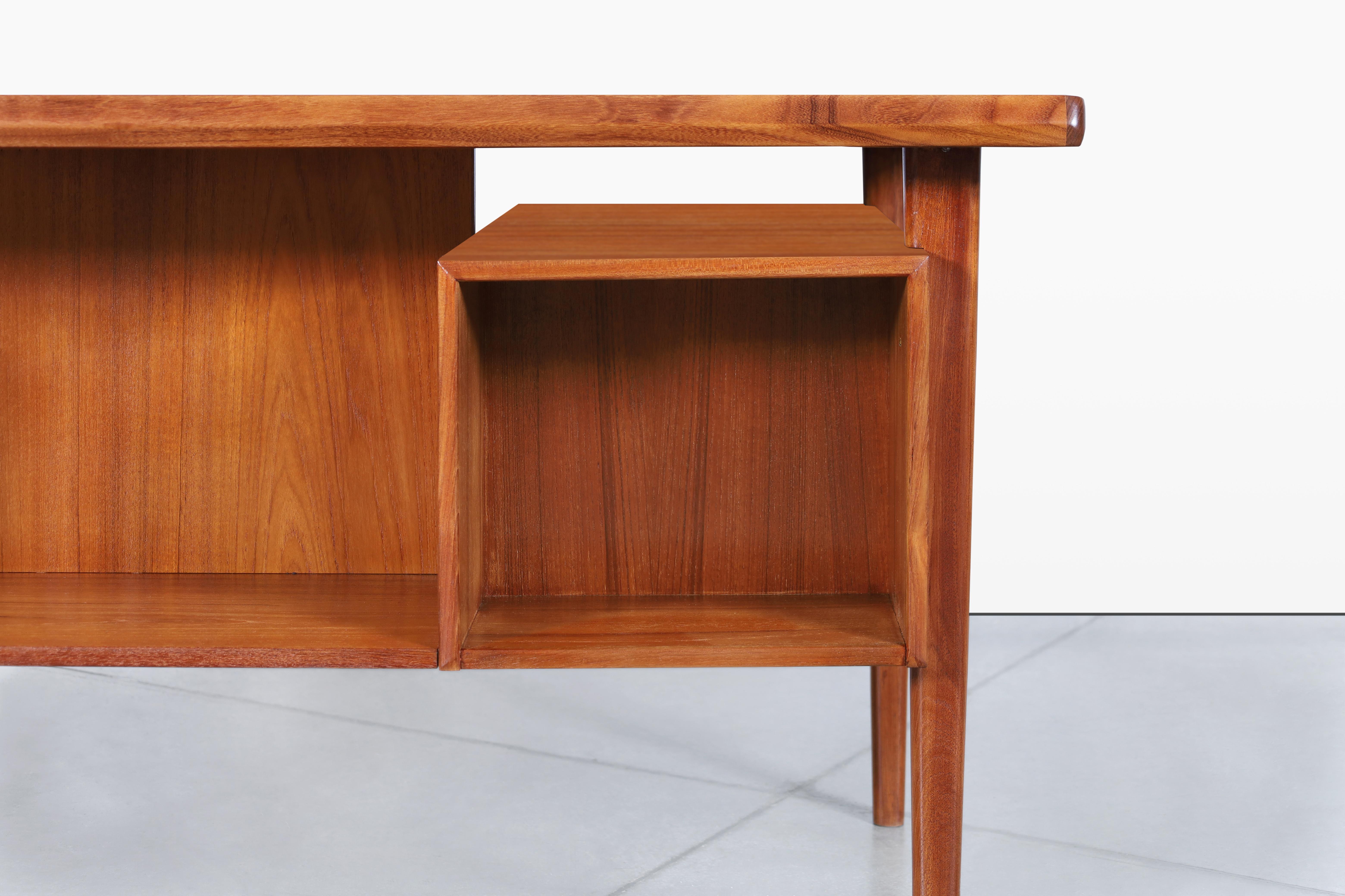 Scrivania moderna danese con piano flottante in teak di Peter Løvig Nielsen in vendita 4