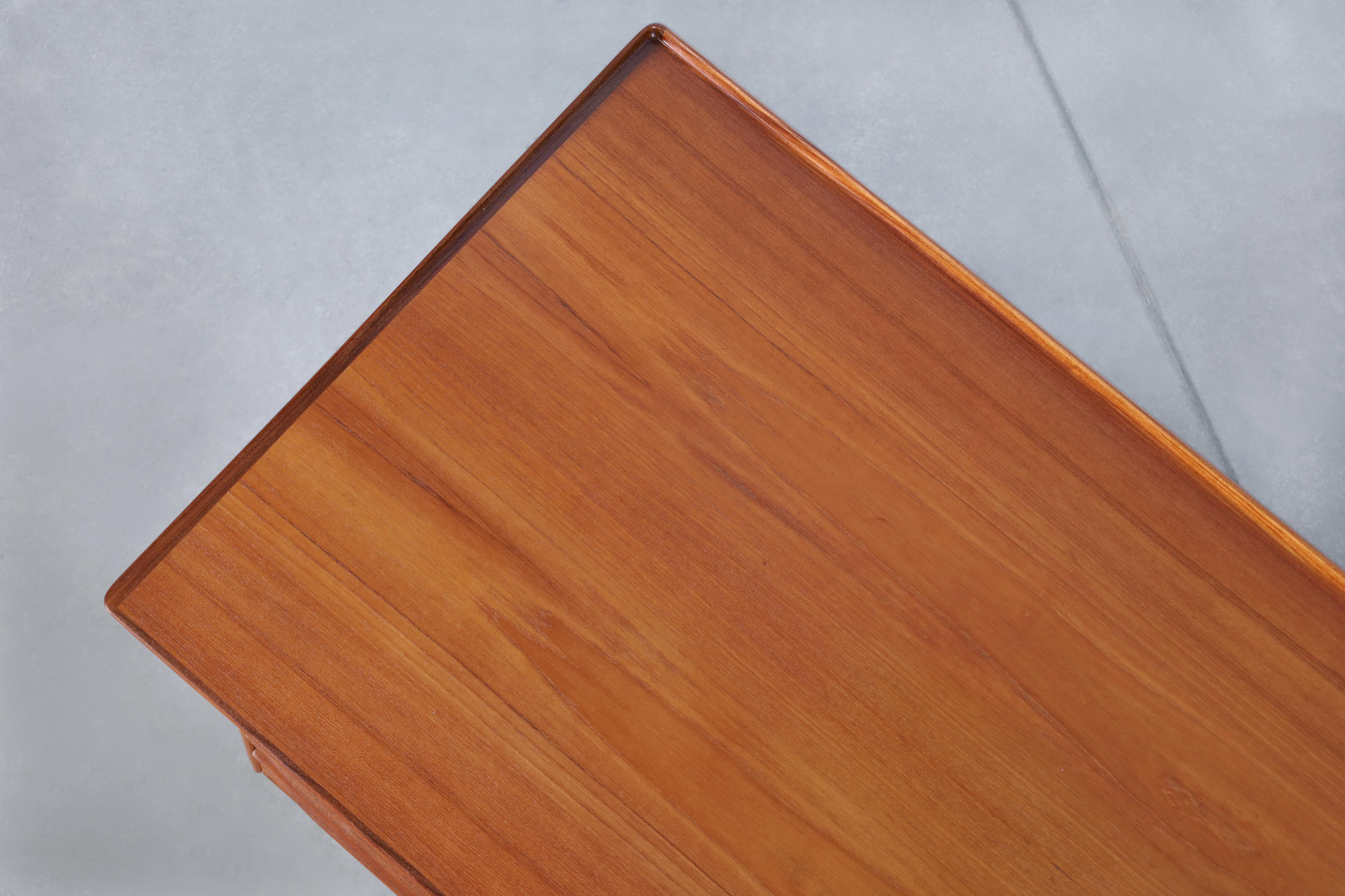 Scrivania moderna danese con piano flottante in teak di Peter Løvig Nielsen in vendita 6