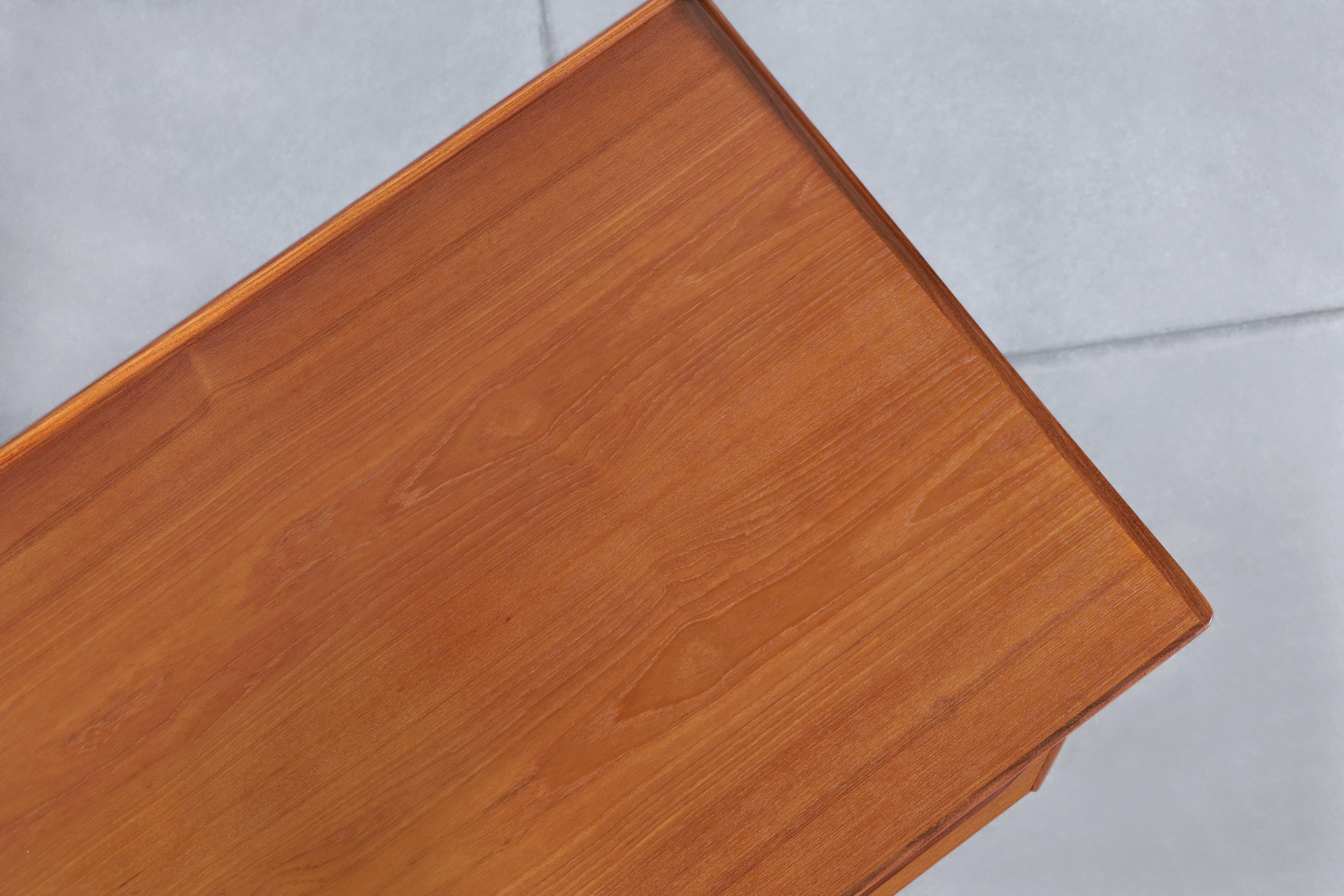Scrivania moderna danese con piano flottante in teak di Peter Løvig Nielsen in vendita 7
