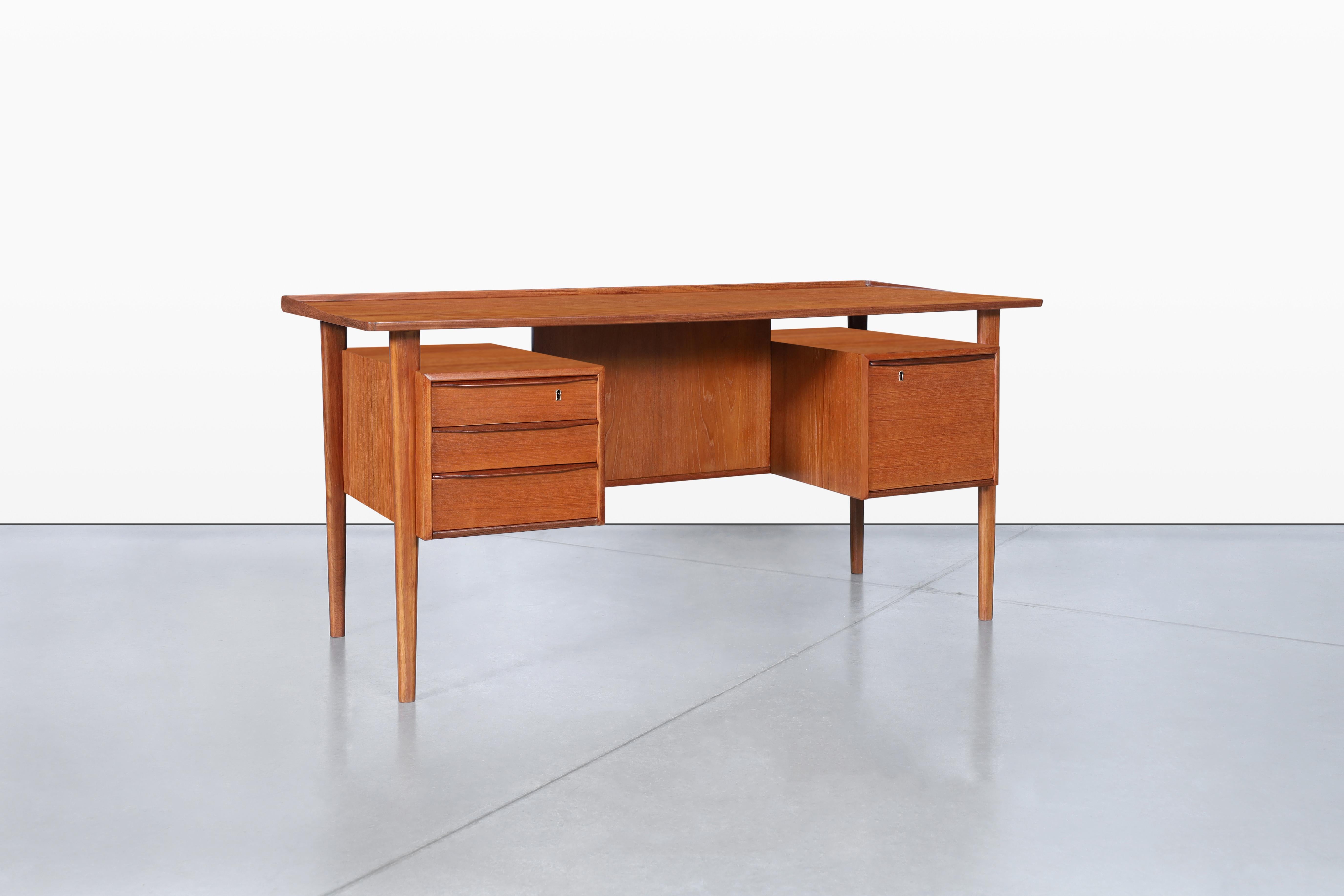 Sono entusiasta di condividere con te un mobile straordinario che incarna il classico stile scandinavo: la scrivania danese moderna con piano flottante in teak disegnata da Peter Løvig Nielsen per Løvig Dansks negli anni '60. Questa scrivania non è