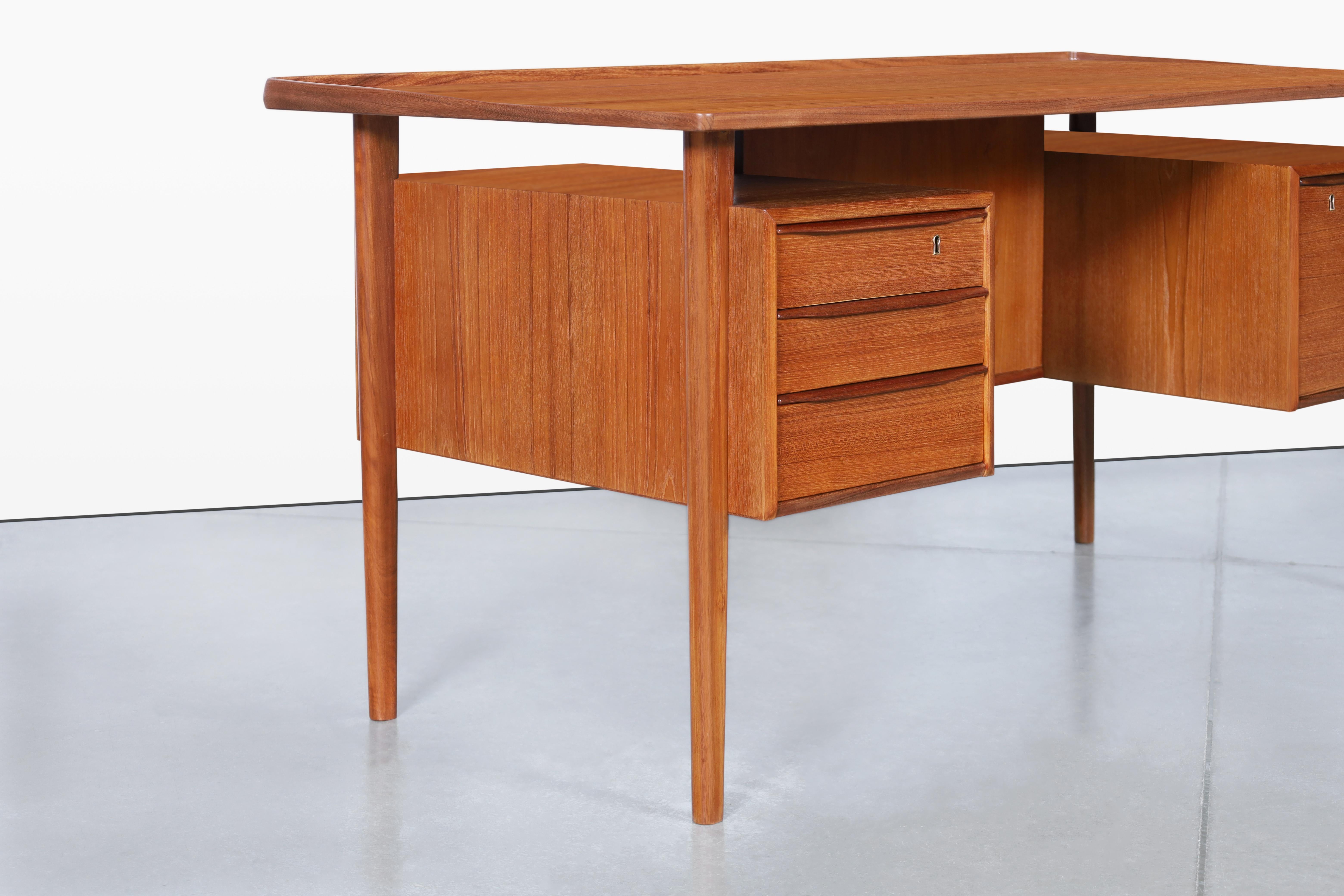 Mid-Century moderno Scrivania moderna danese con piano flottante in teak di Peter Løvig Nielsen in vendita