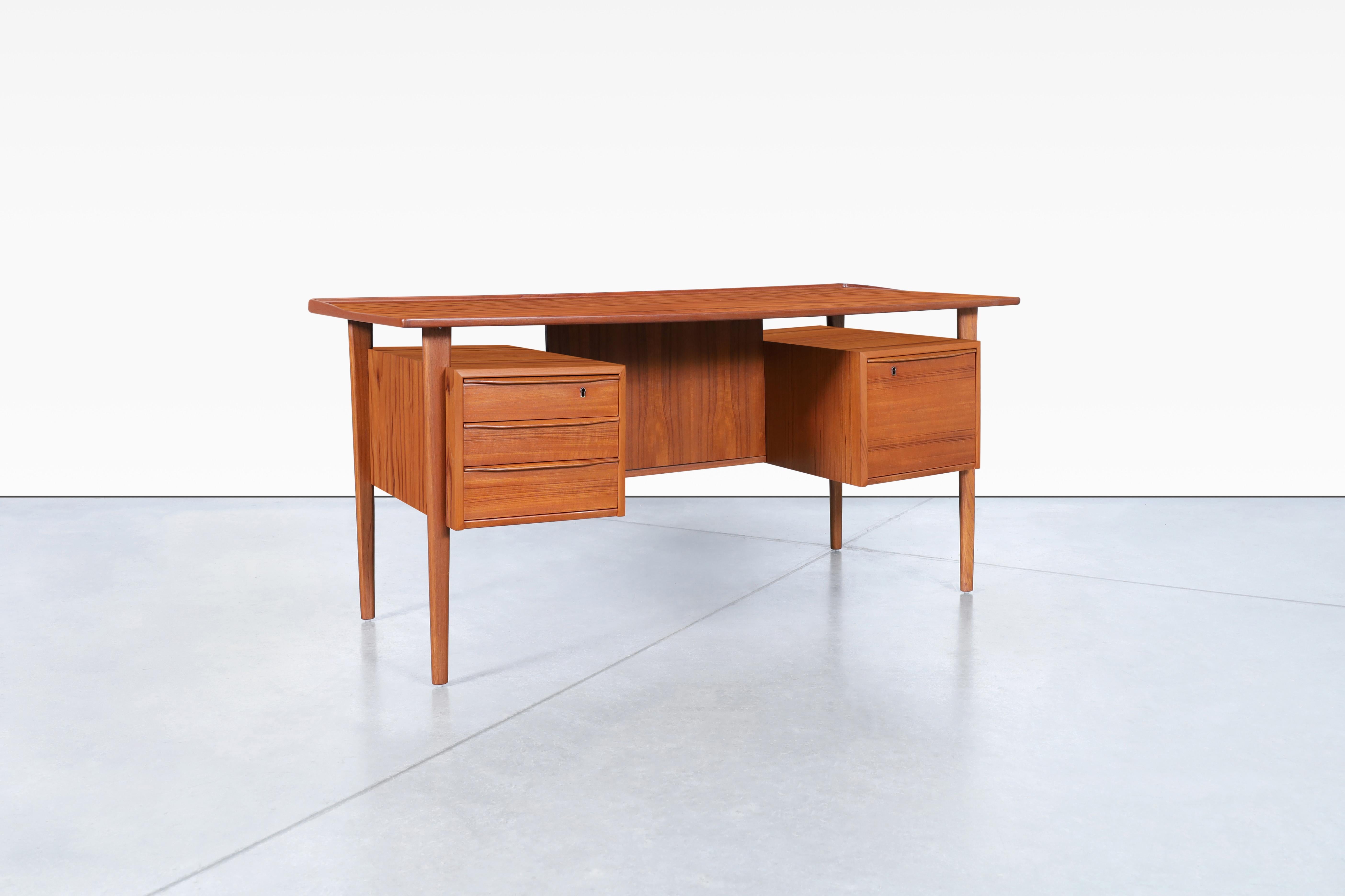 Danois Bureau moderne danois à plateau flottant en teck par Peter Løvig Nielsen en vente