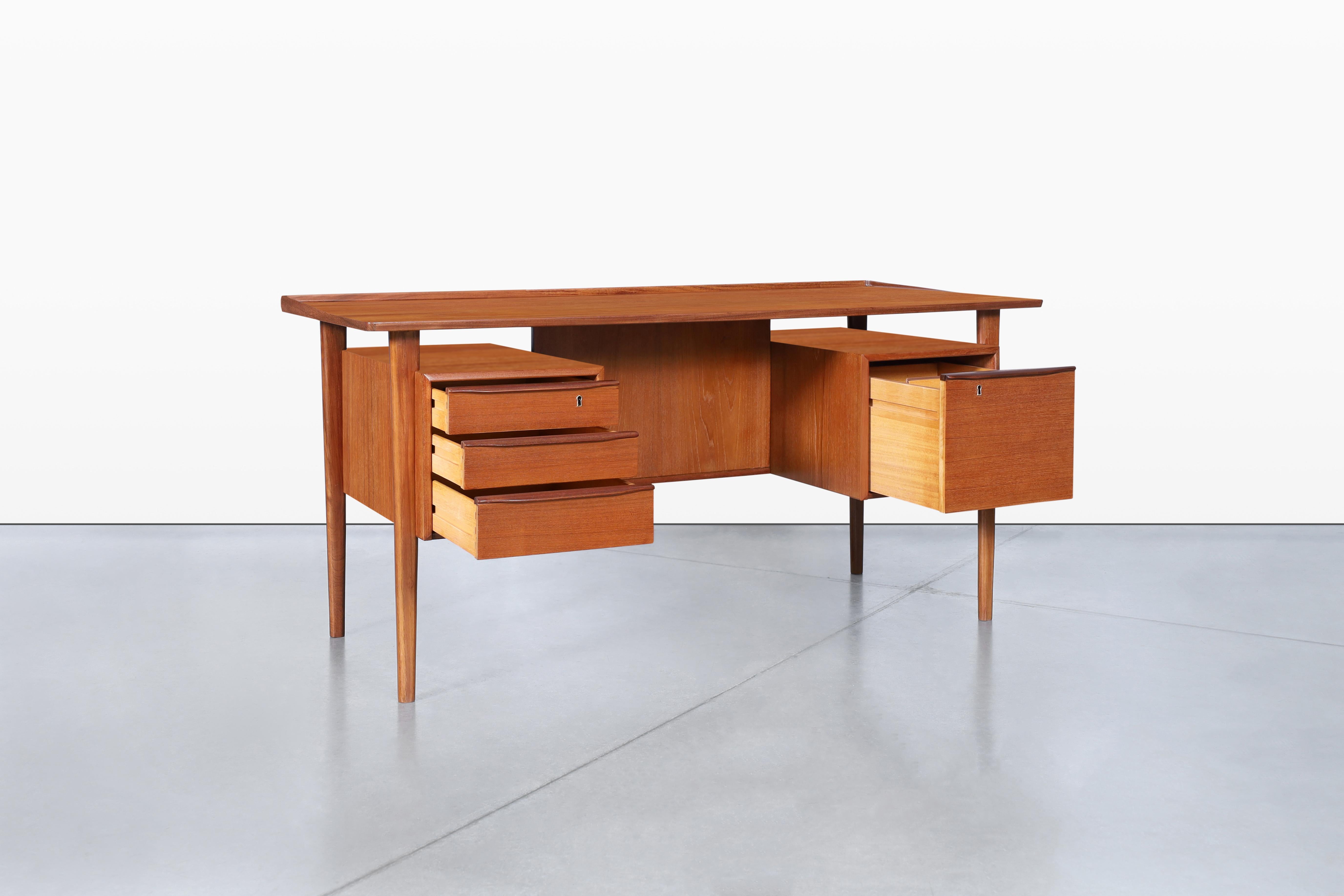 Danese Scrivania moderna danese con piano flottante in teak di Peter Løvig Nielsen in vendita