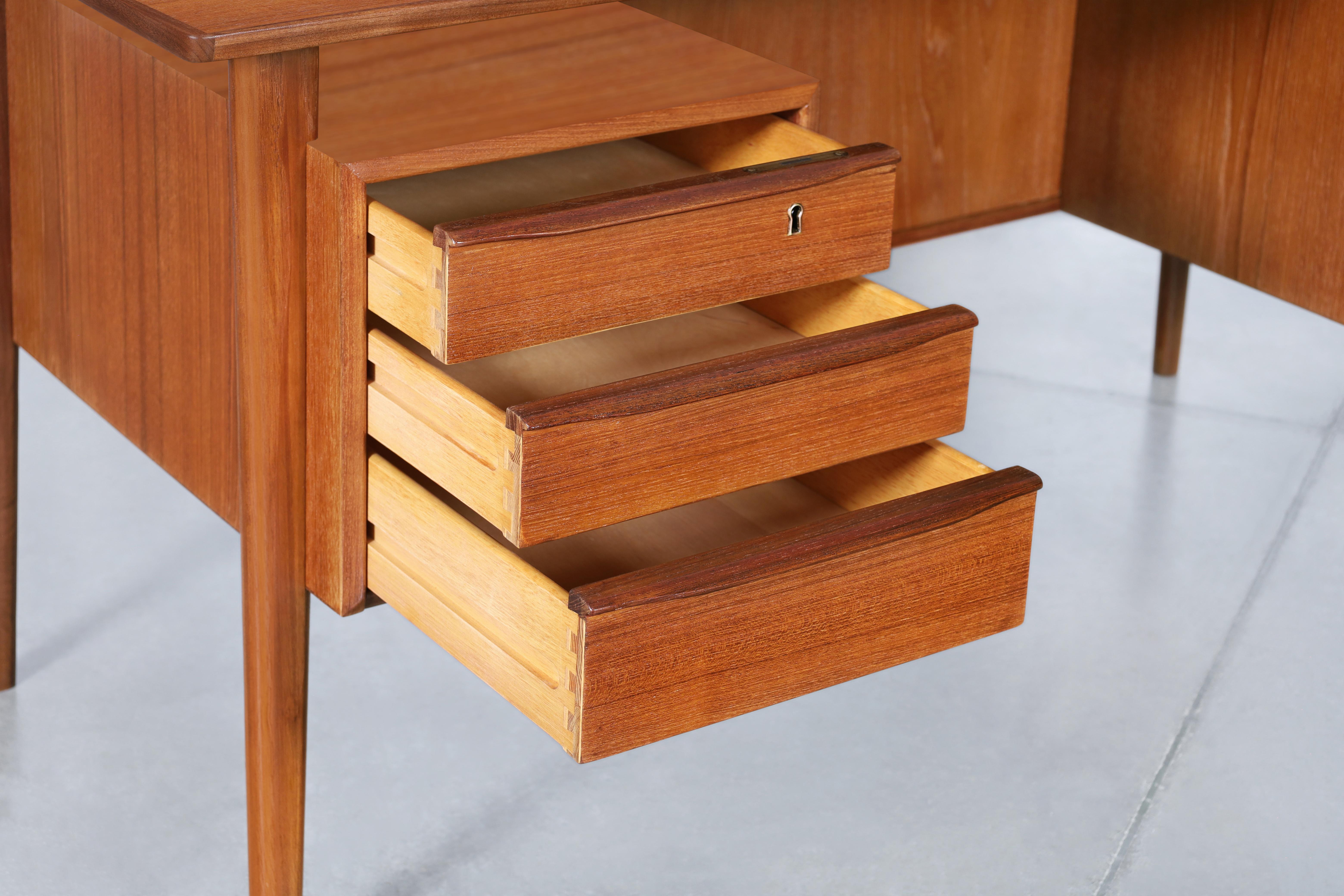 Scrivania moderna danese con piano flottante in teak di Peter Løvig Nielsen In condizioni ottime in vendita a North Hollywood, CA