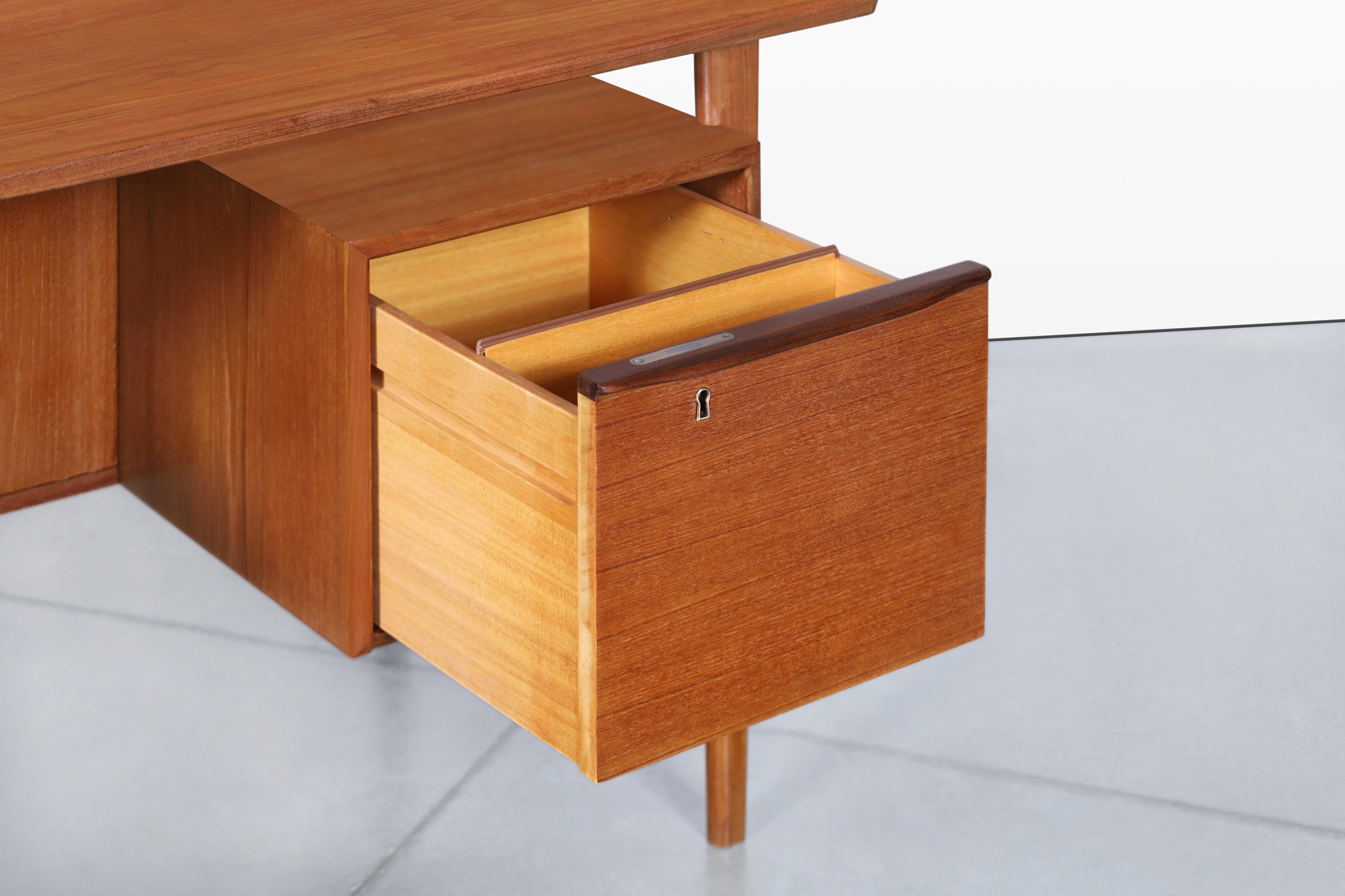 Metà XX secolo Scrivania moderna danese con piano flottante in teak di Peter Løvig Nielsen in vendita