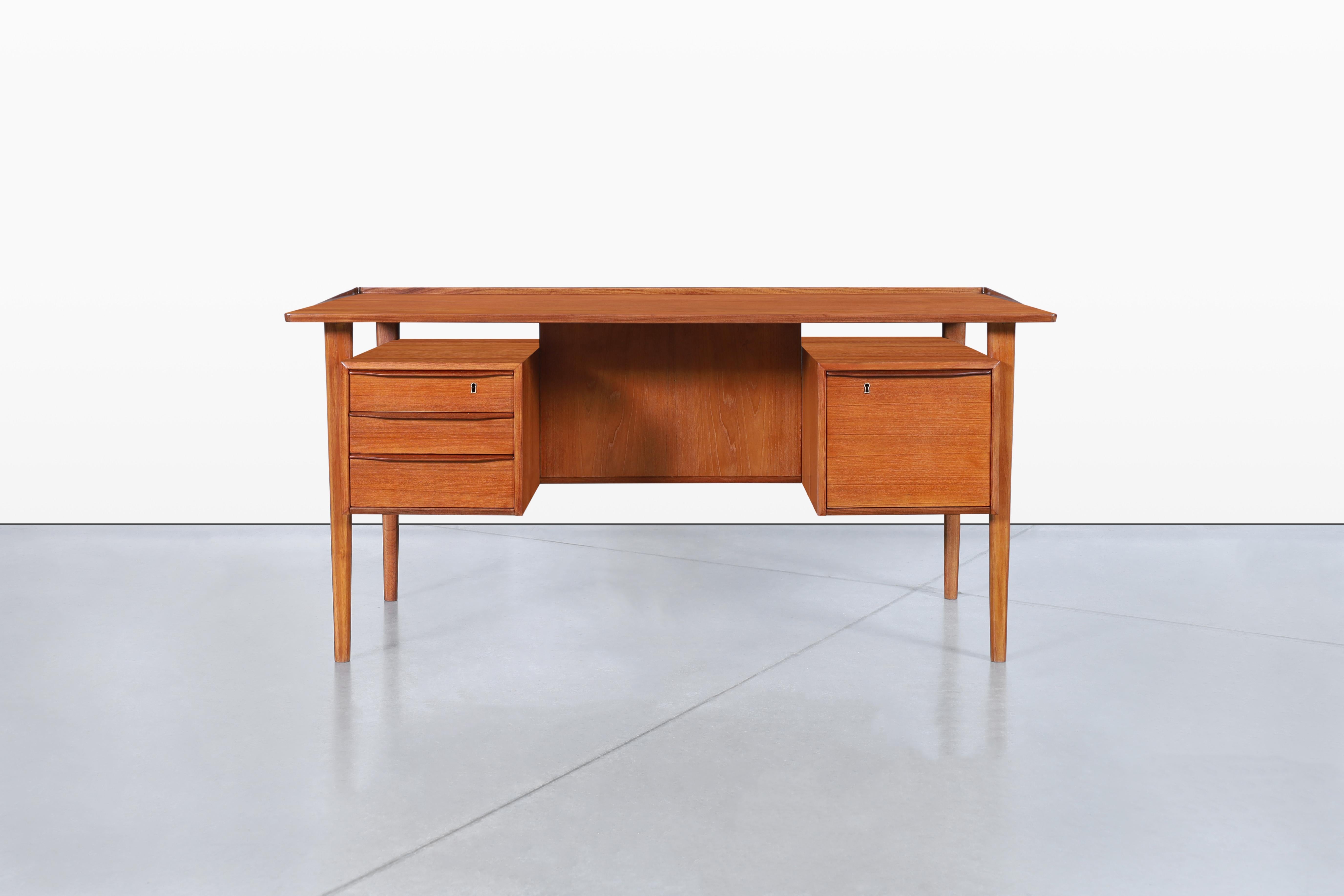Teak Scrivania moderna danese con piano flottante in teak di Peter Løvig Nielsen in vendita