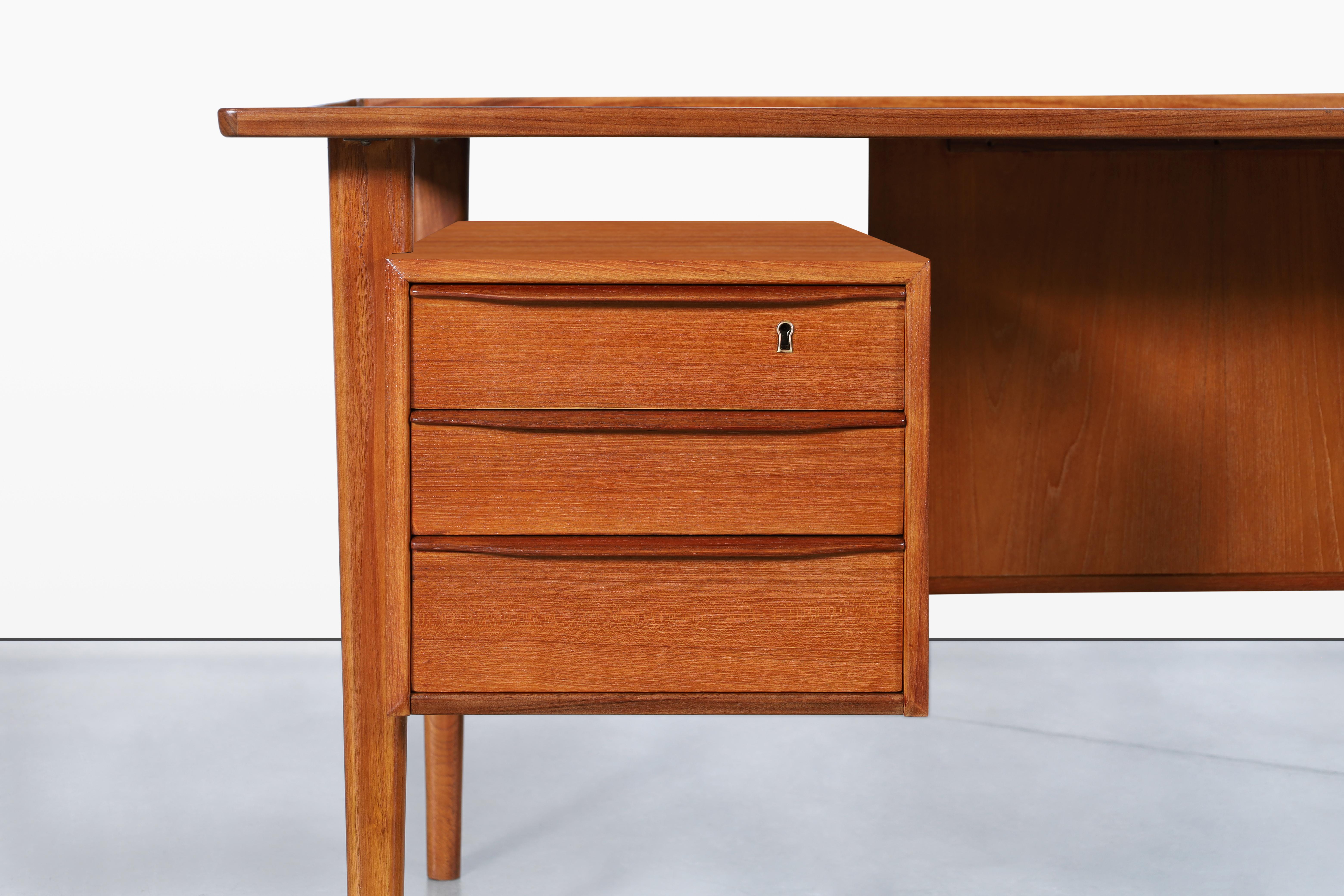 Scrivania moderna danese con piano flottante in teak di Peter Løvig Nielsen in vendita 1