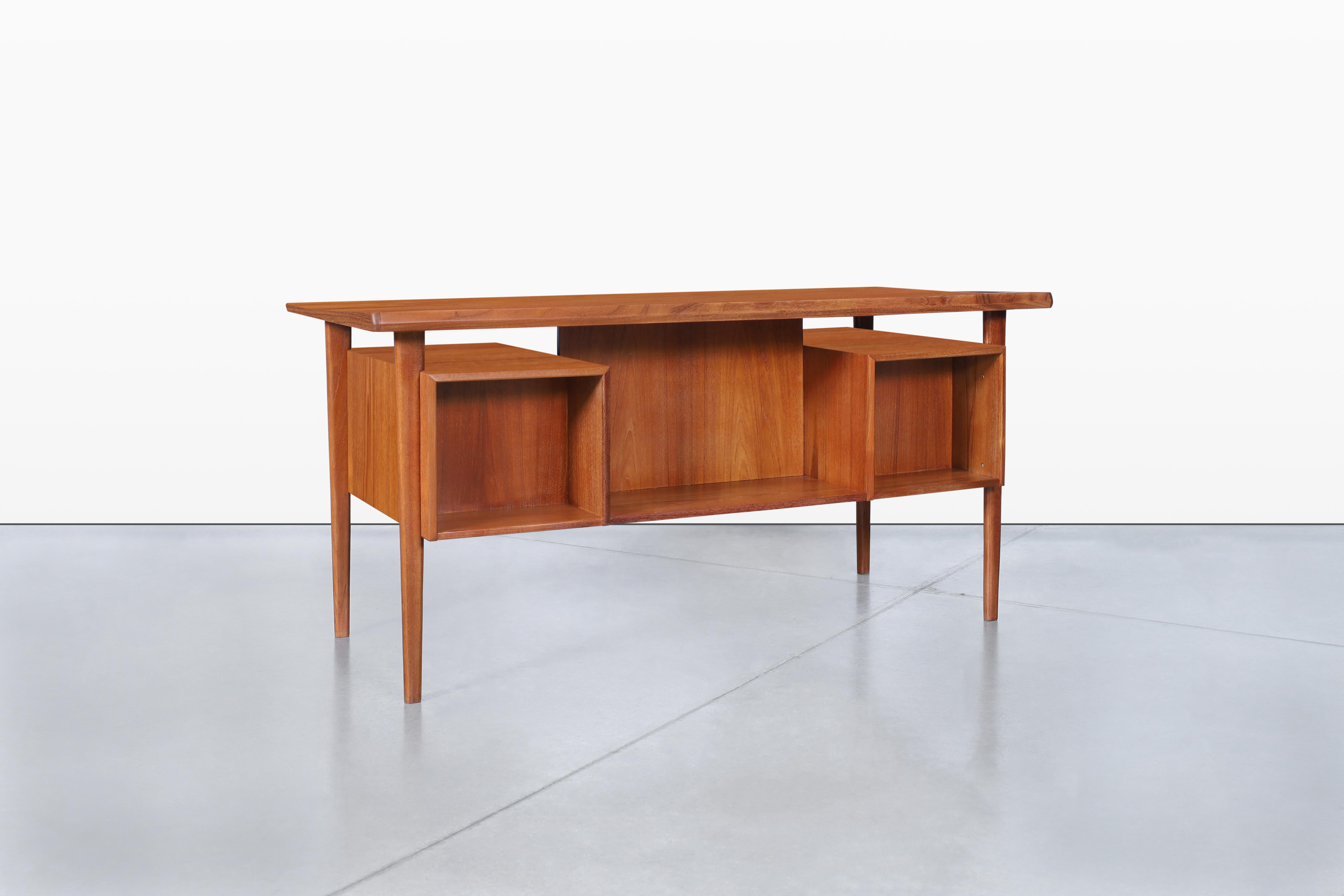 Scrivania moderna danese con piano flottante in teak di Peter Løvig Nielsen in vendita 2