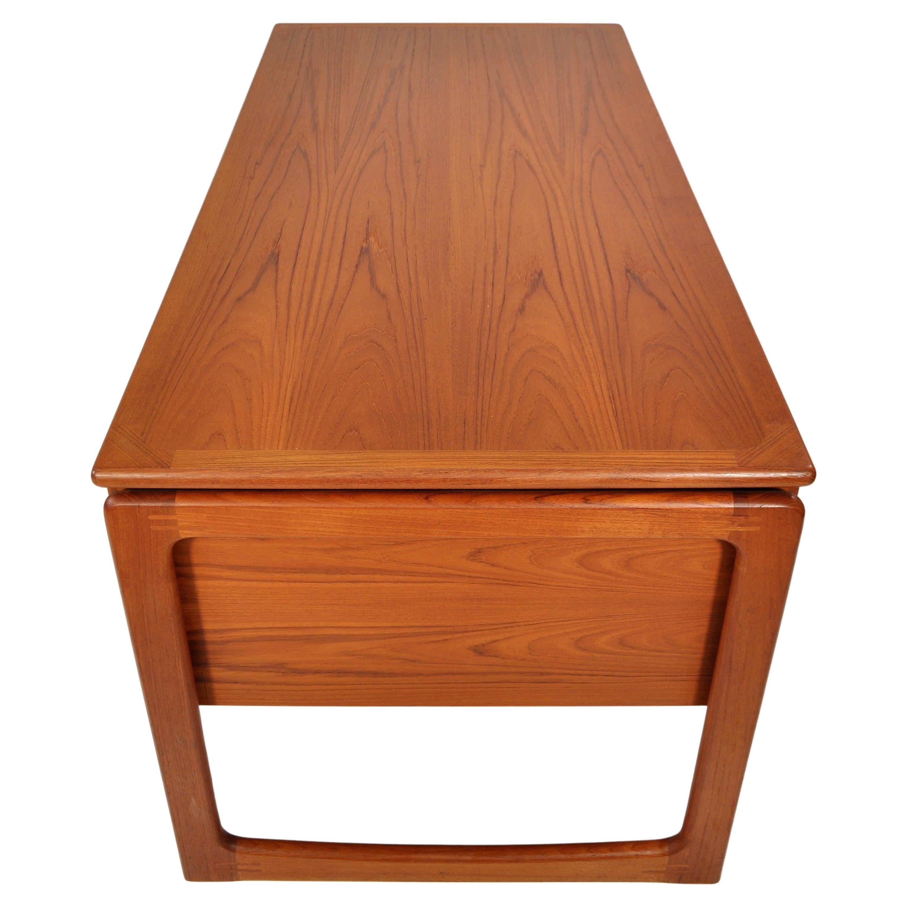 Escritorio moderno danés flotante de teca con librería by Dyrlund en venta 4