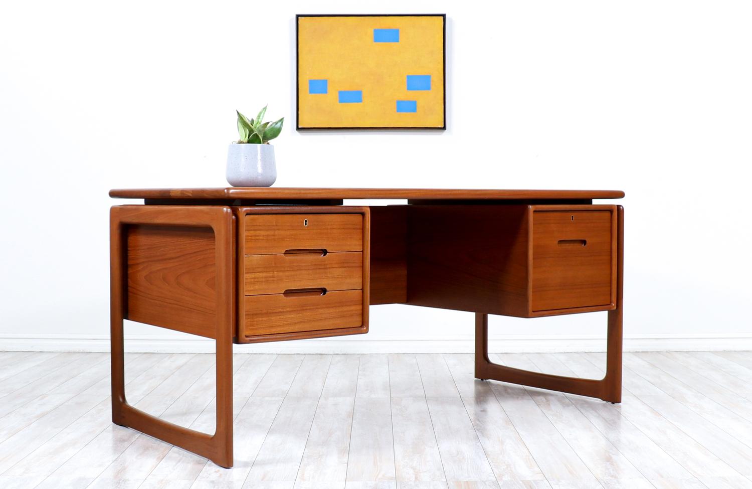 Dänischer moderner schwebender teak-schreibtisch mit bücherregal by Dyrlund (Moderne der Mitte des Jahrhunderts)