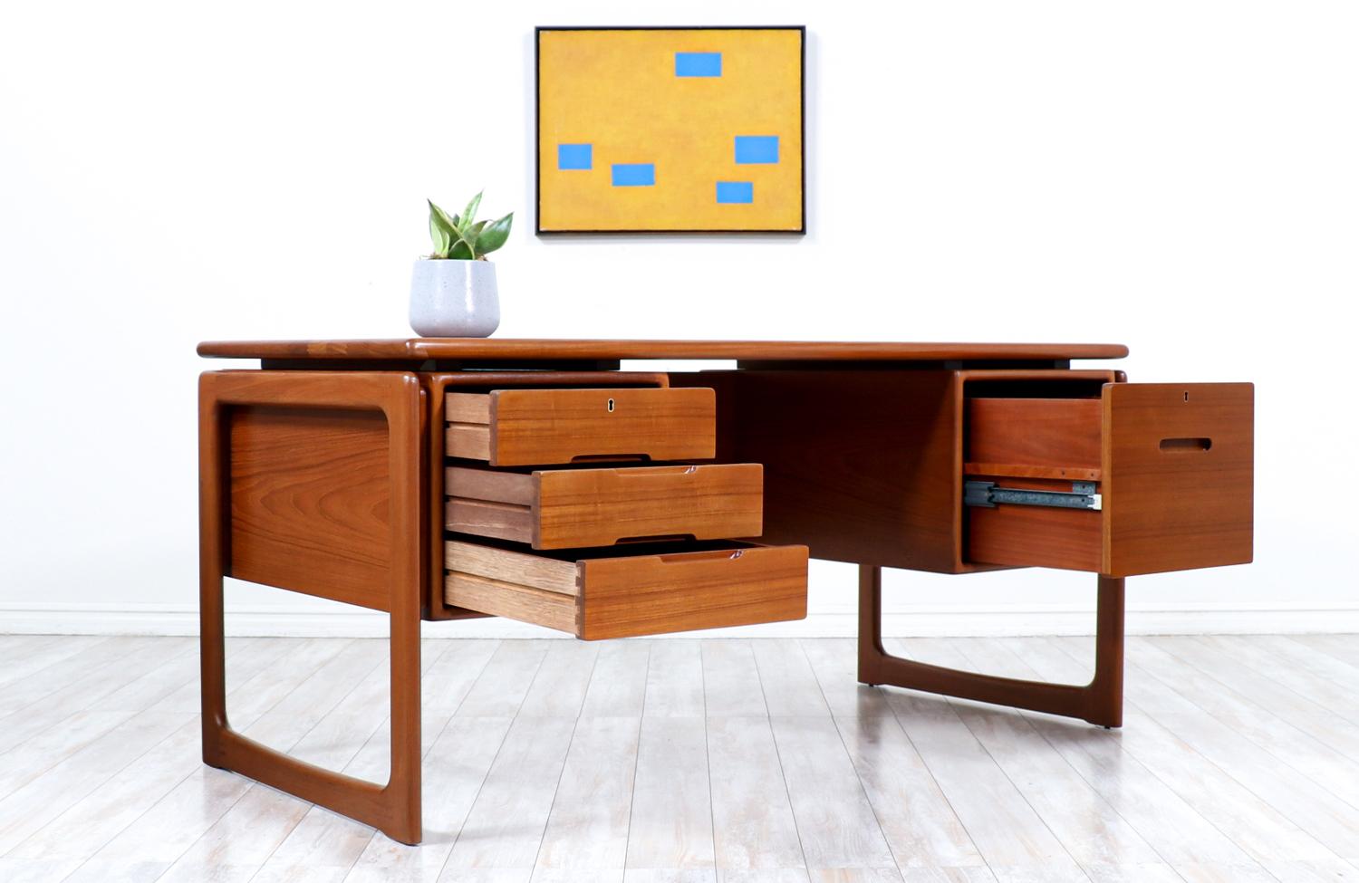 Dänischer moderner schwebender teak-schreibtisch mit bücherregal by Dyrlund im Zustand „Hervorragend“ in Los Angeles, CA