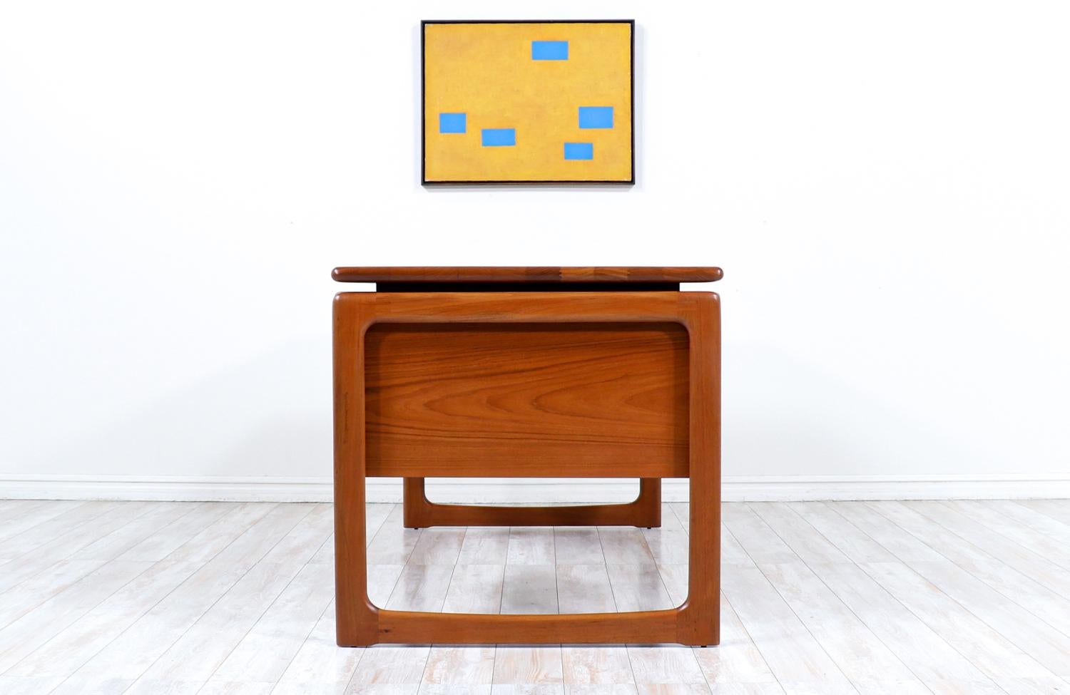 Dänischer moderner schwebender teak-schreibtisch mit bücherregal by Dyrlund (Mitte des 20. Jahrhunderts)