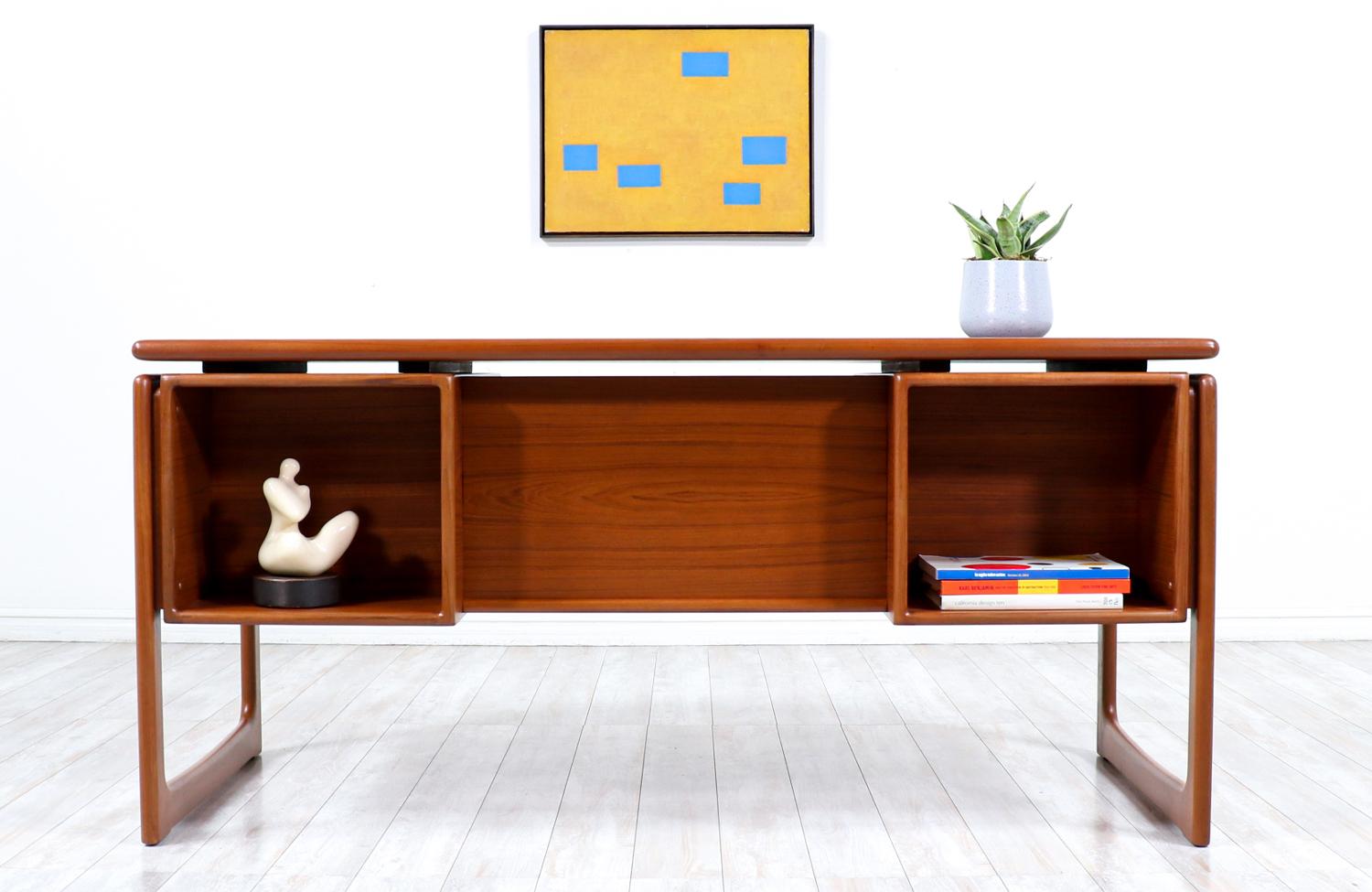 Dänischer moderner schwebender teak-schreibtisch mit bücherregal by Dyrlund (Holz)