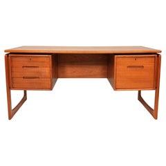 Bureau moderne danois à plateau flottant en teck avec bibliothèque par Dyrlund