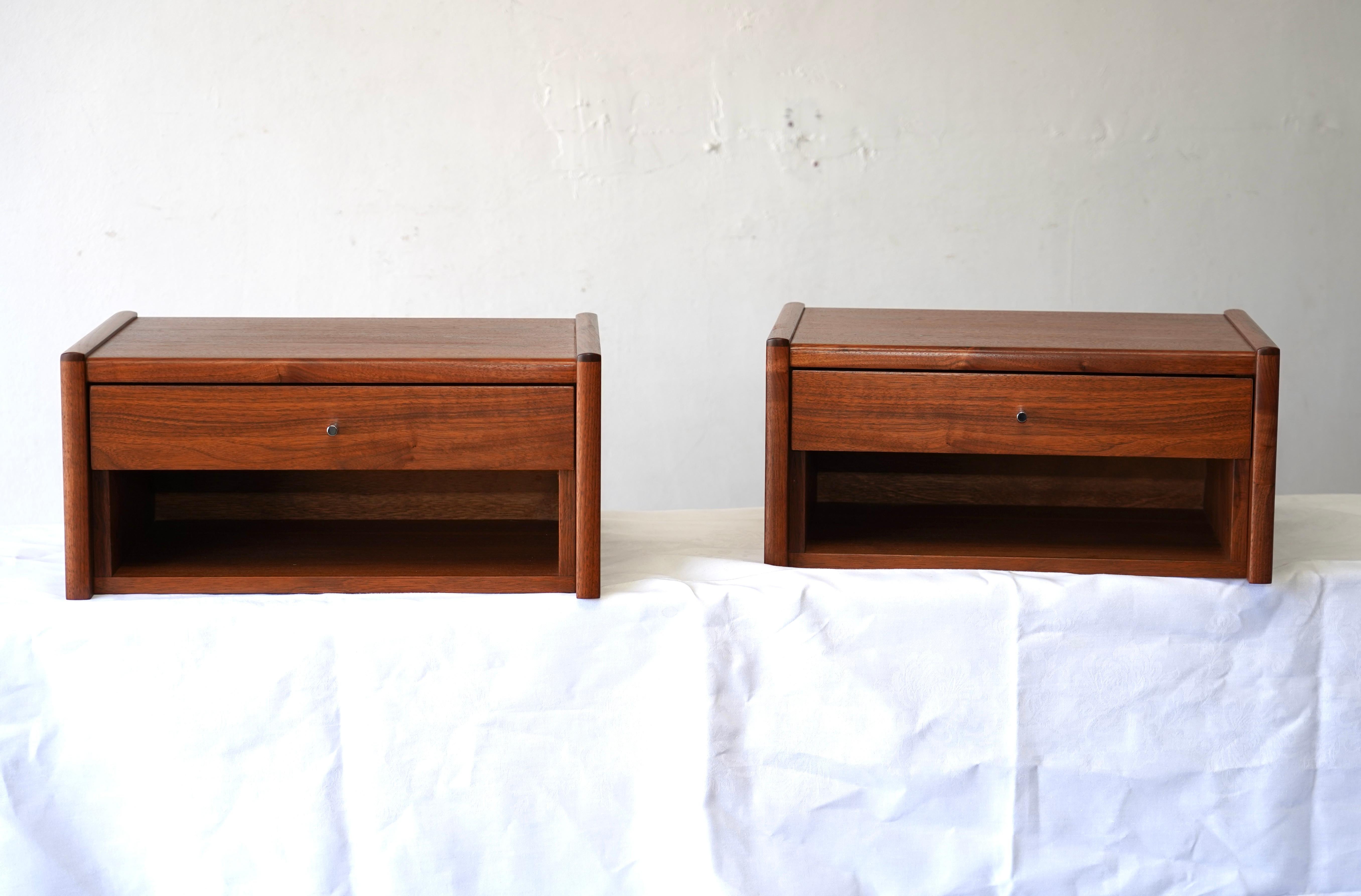 Un'incantevole opera di restauro  set coordinato di comodini galleggianti moderni danesi. Il design è a parete e il legno di teak è a grana fine. 

Le misure sono approssimative
22 pollici di larghezza 16,25 di profondità 10,25 di altezza 
Cassetto