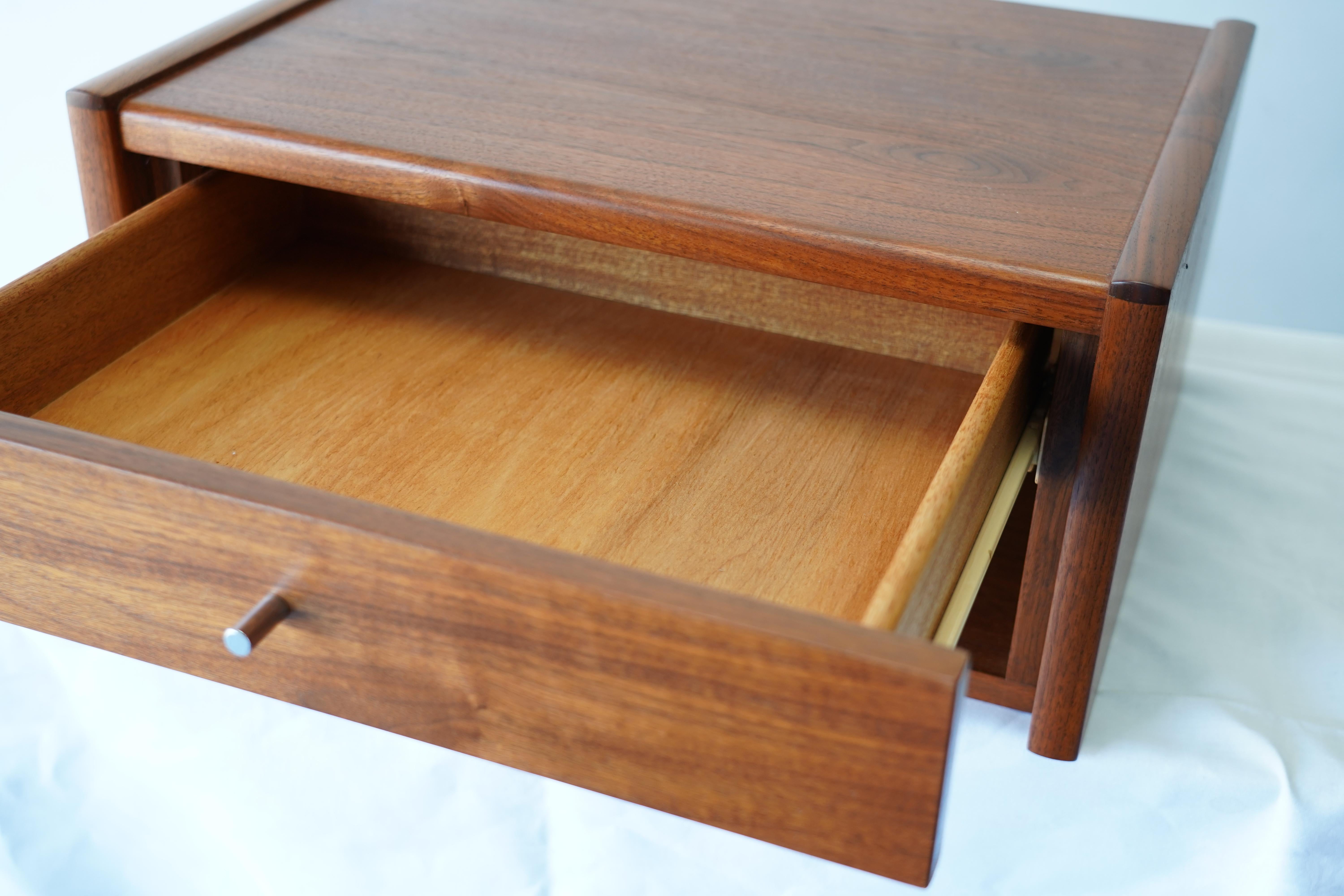 Scandinavo moderno Comodini danesi moderni galleggianti da parete in teak