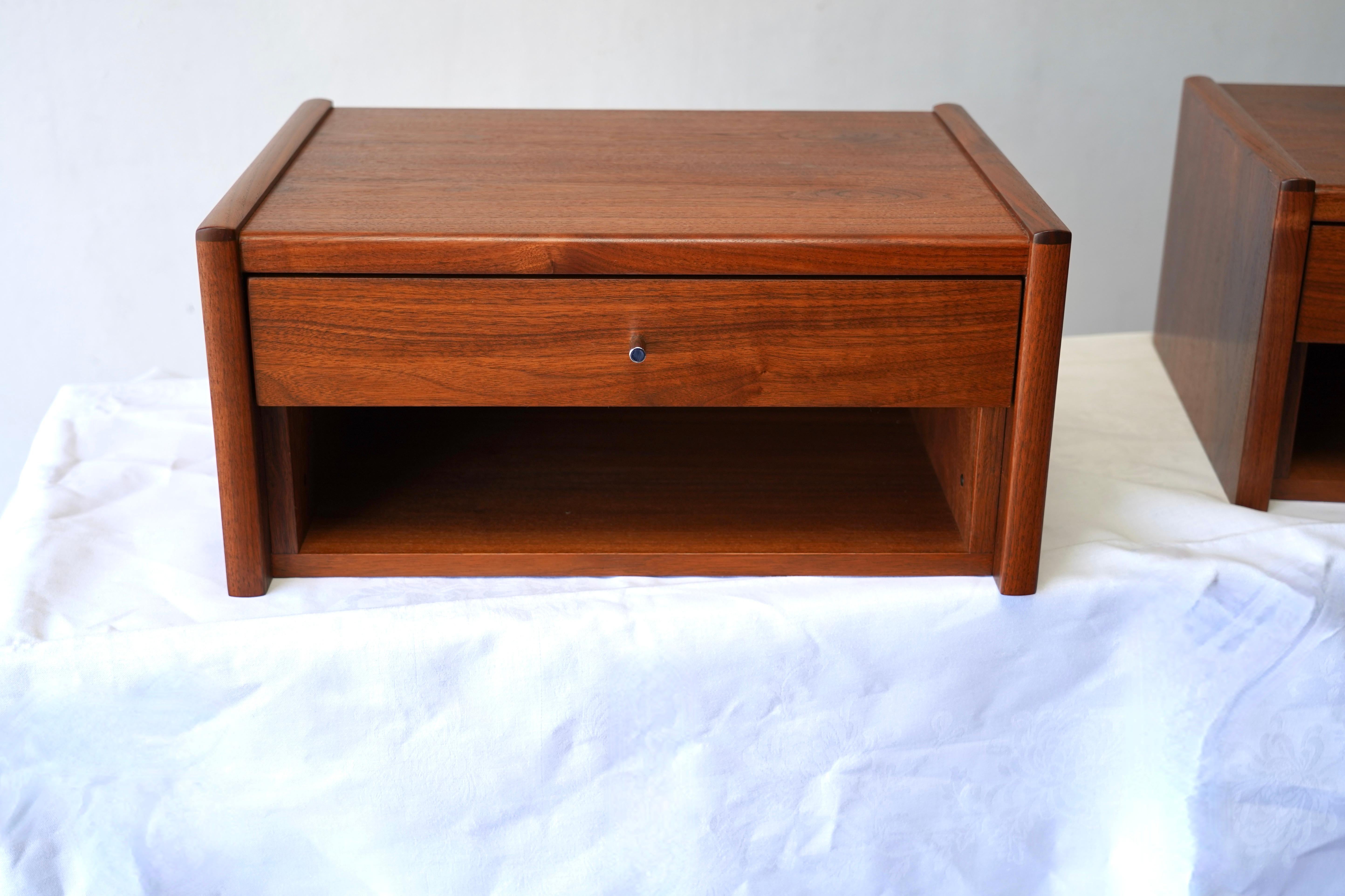 Fine XX secolo Comodini danesi moderni galleggianti da parete in teak