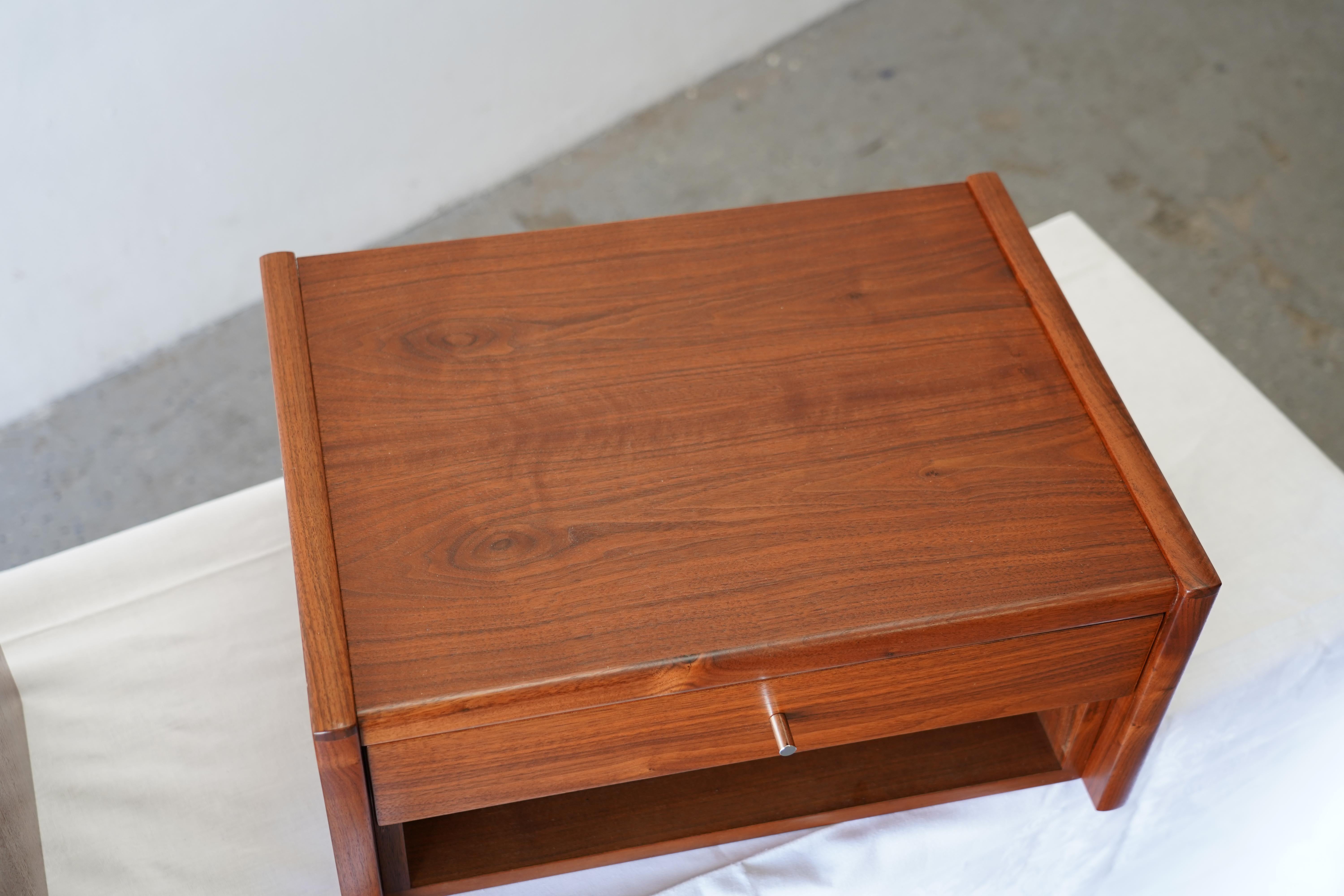 Comodini danesi moderni galleggianti da parete in teak 1