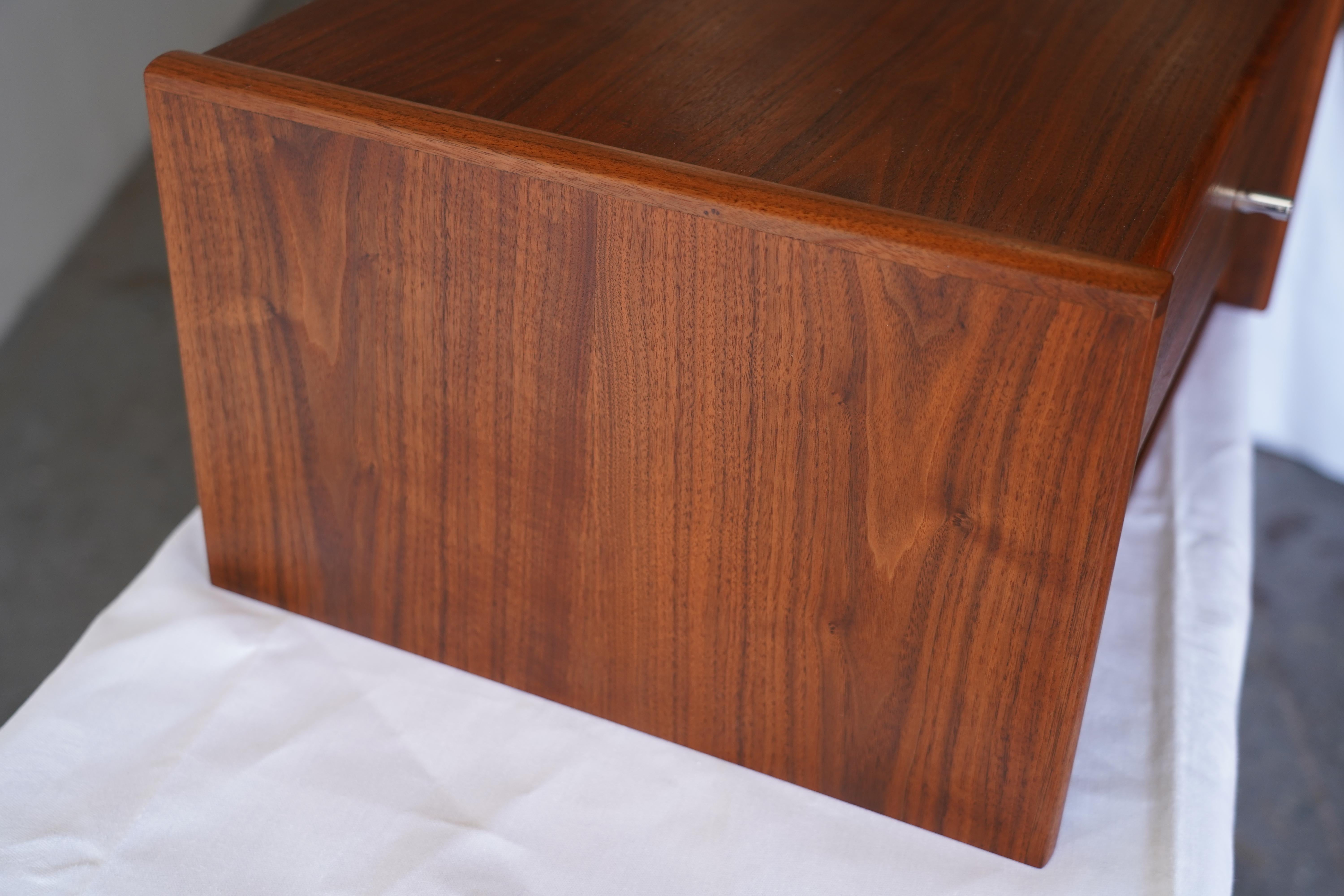 Comodini danesi moderni galleggianti da parete in teak 2