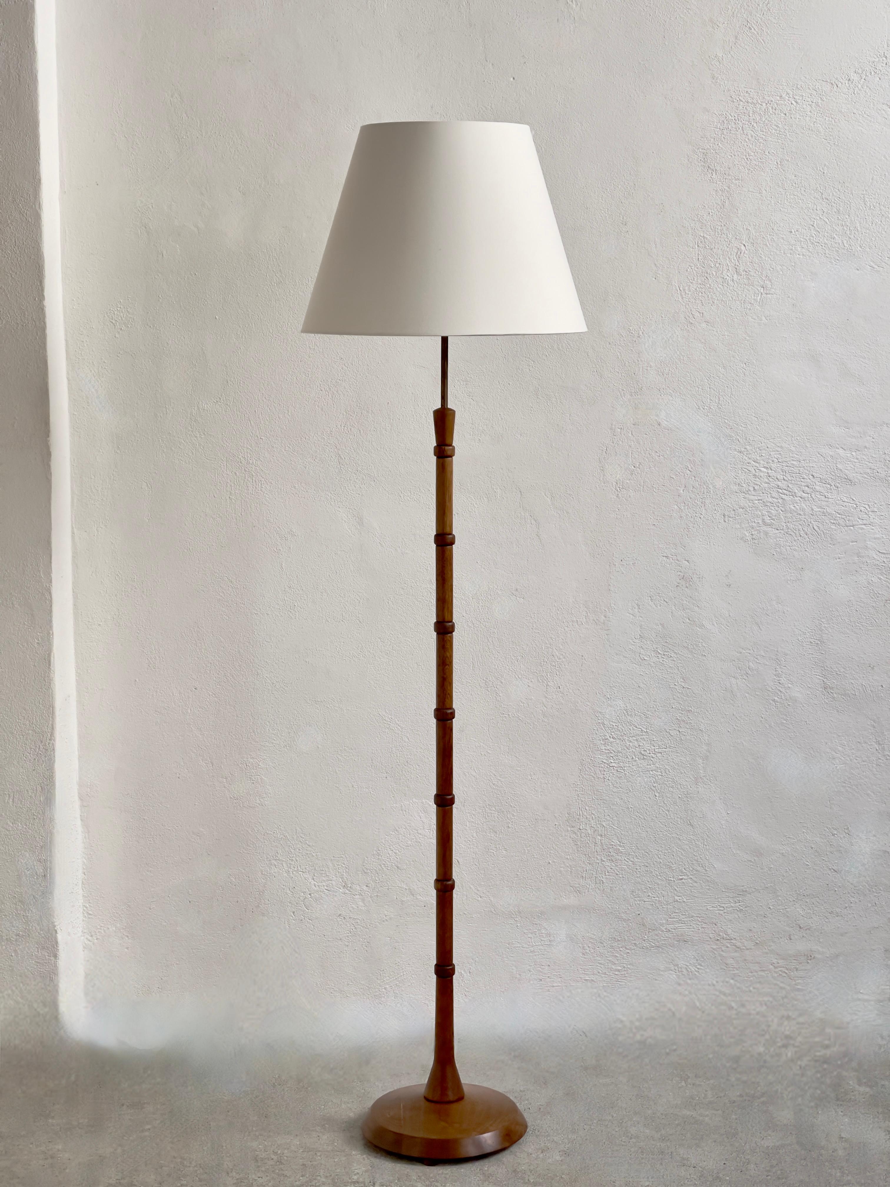 Scandinavian Modern Danish modern floor lamp in patinated hand carved oak and brass, Denmark 1960s For Sale