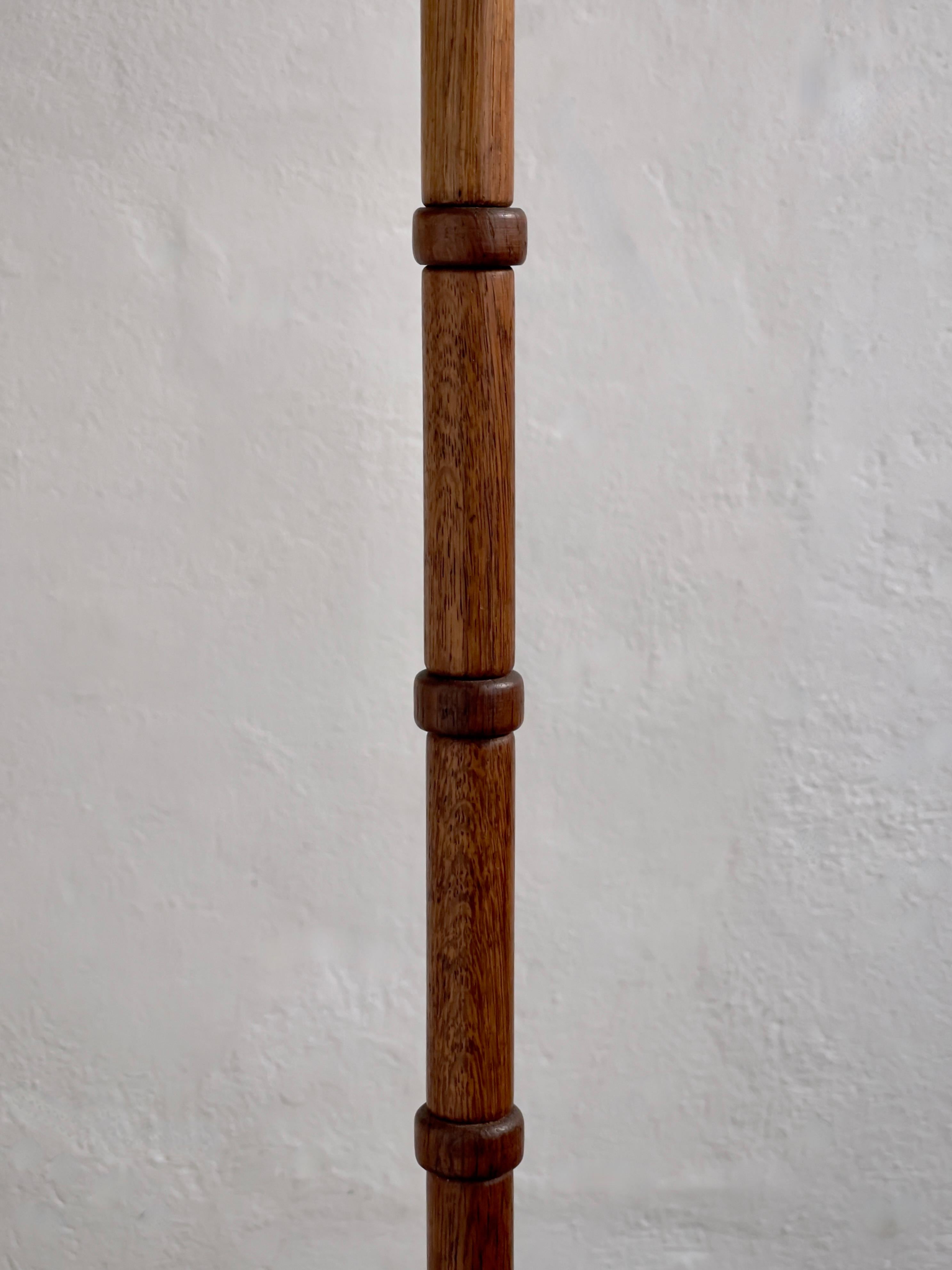 Hand-Carved Danish modern floor lamp in patinated hand carved oak and brass, Denmark 1960s For Sale