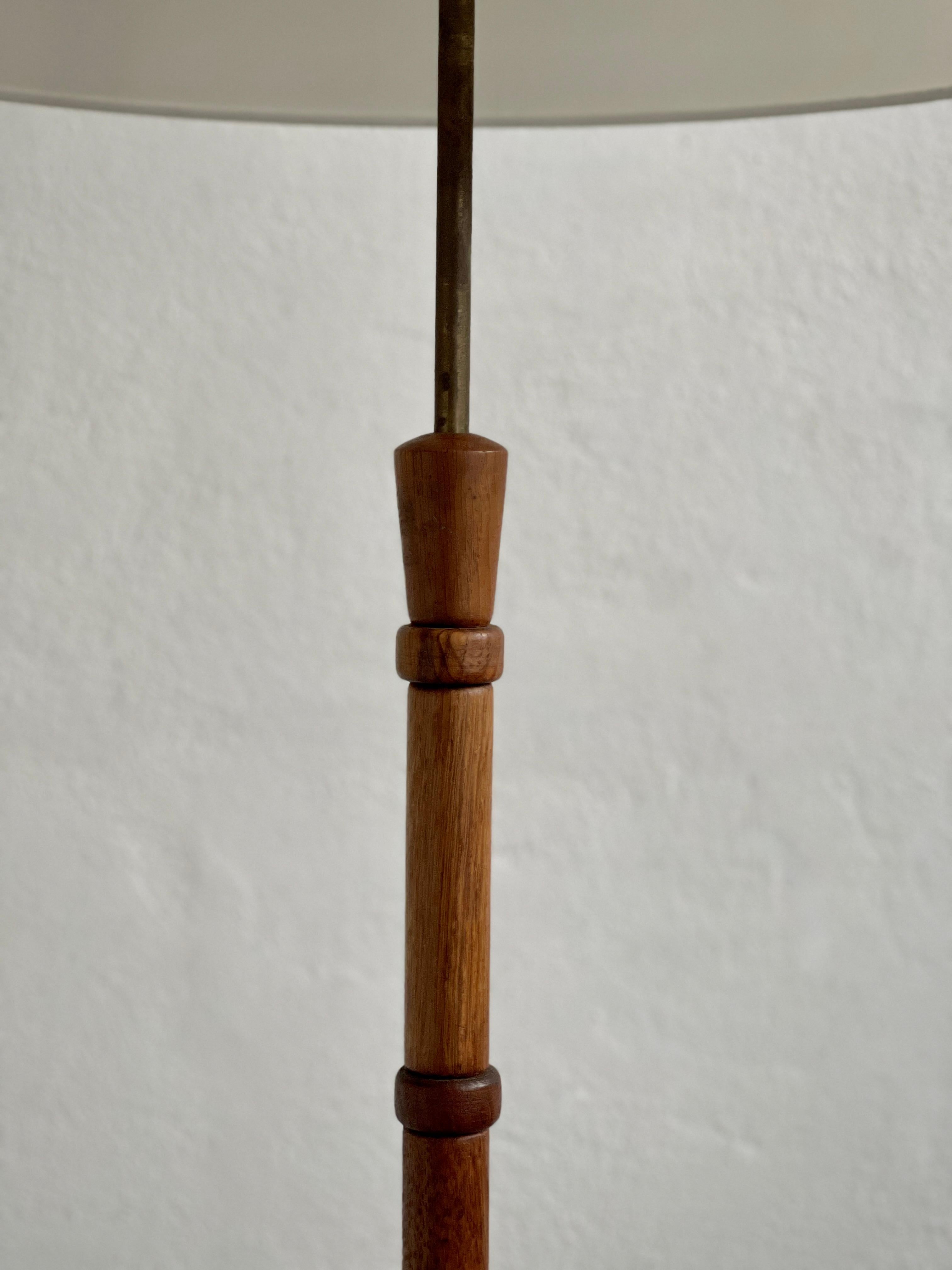 Danish modern floor lamp in patinated hand carved oak and brass, Denmark 1960s In Good Condition For Sale In København K, 84