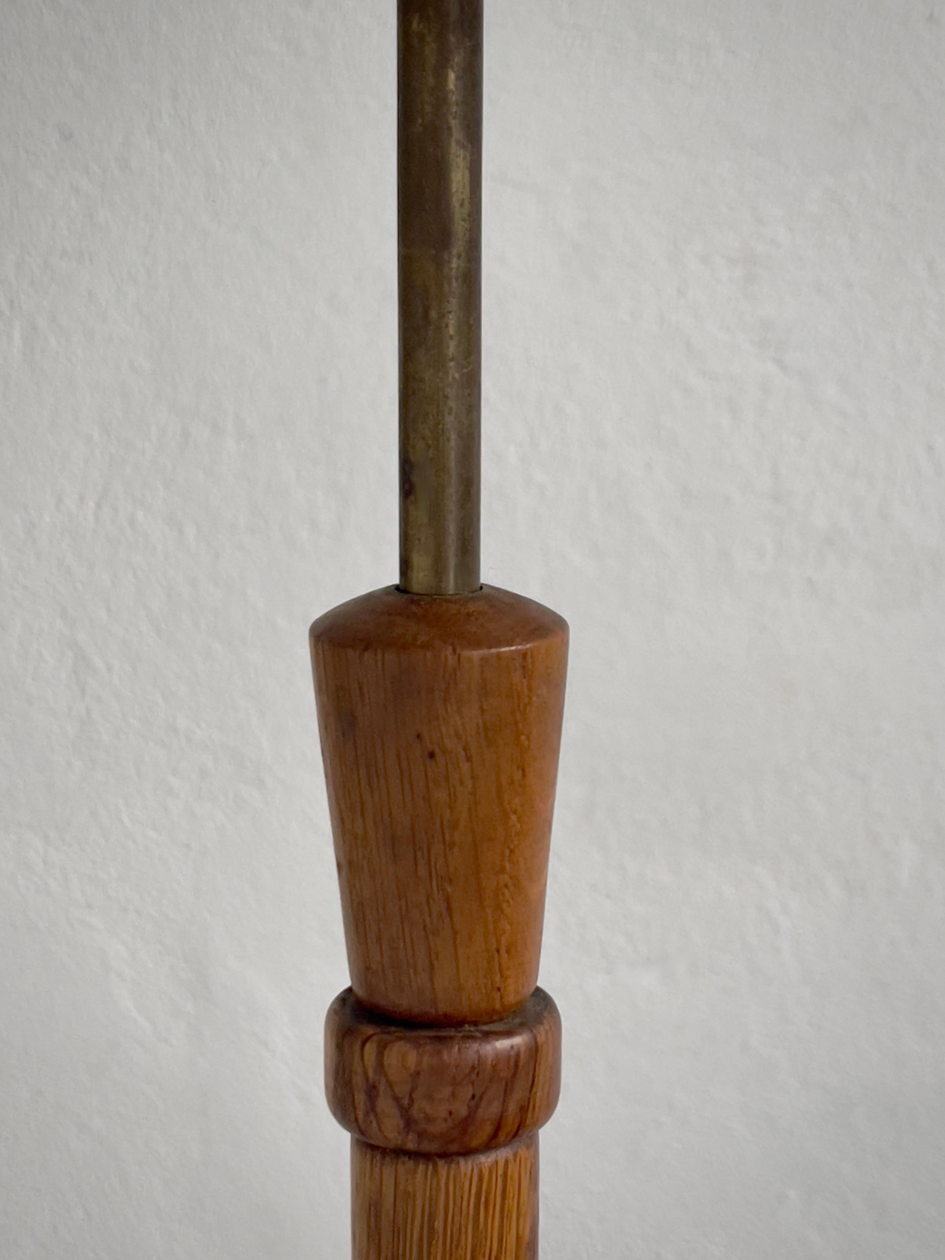 Danish modern floor lamp in patinated hand carved oak and brass, Denmark 1960s For Sale 2