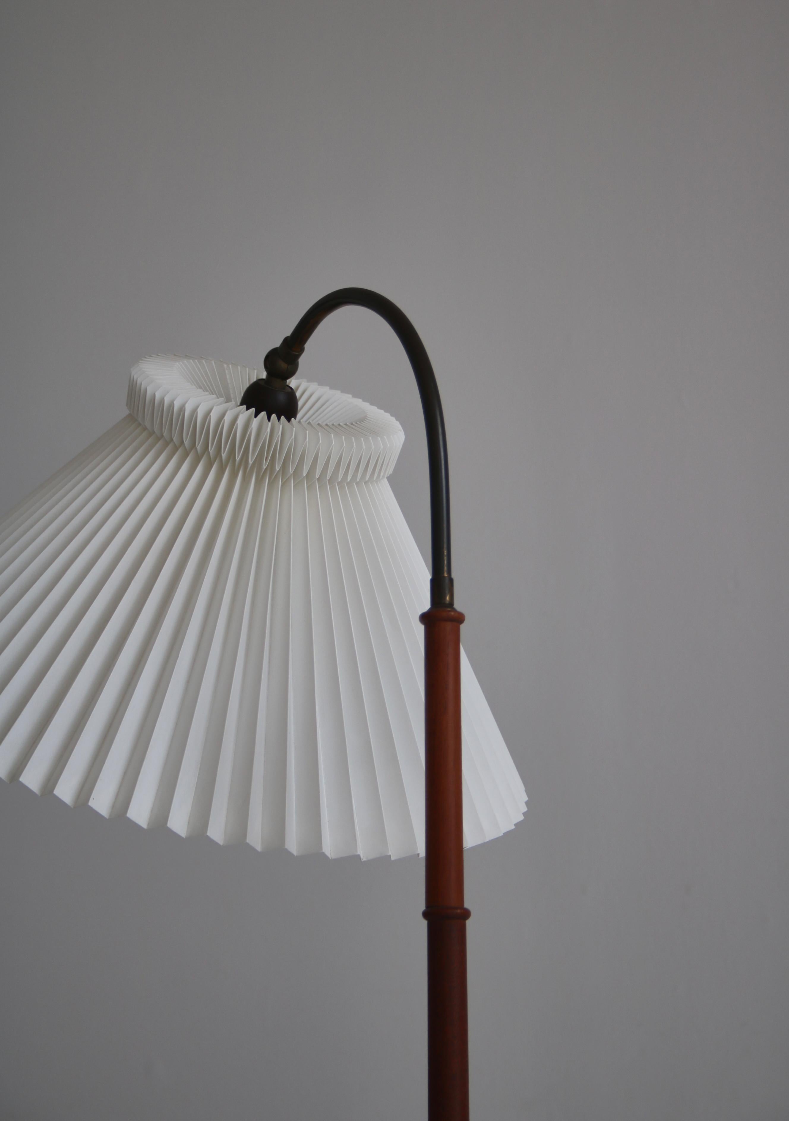 Lampada da terra moderna danese in teak con paralume di Le Klint piegato a mano, anni '50 in vendita 6