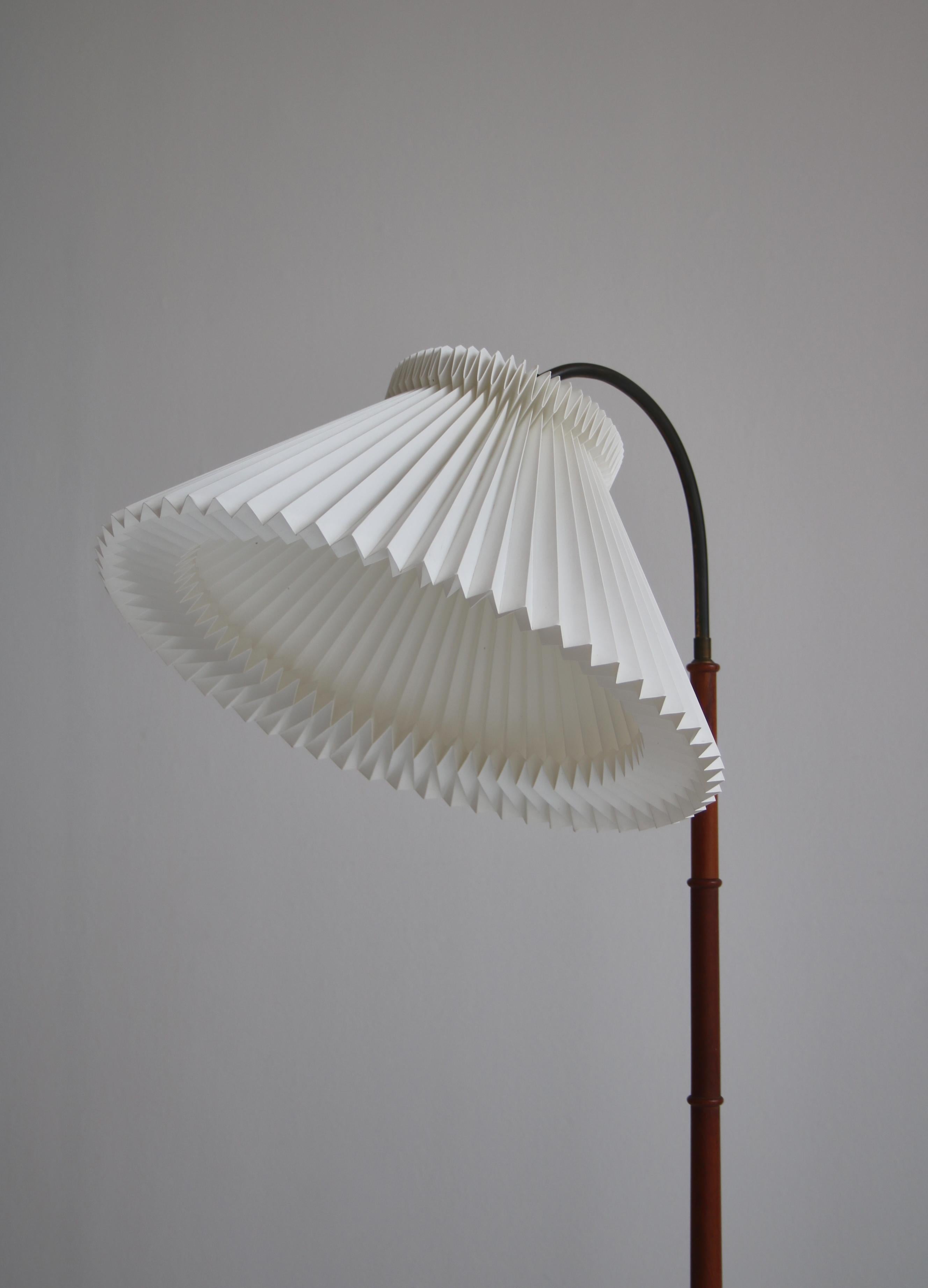 Danish Modern Floor Lamp in Teak with Hand Folded Le Klint Shade, 1950s In Good Condition For Sale In Odense, DK