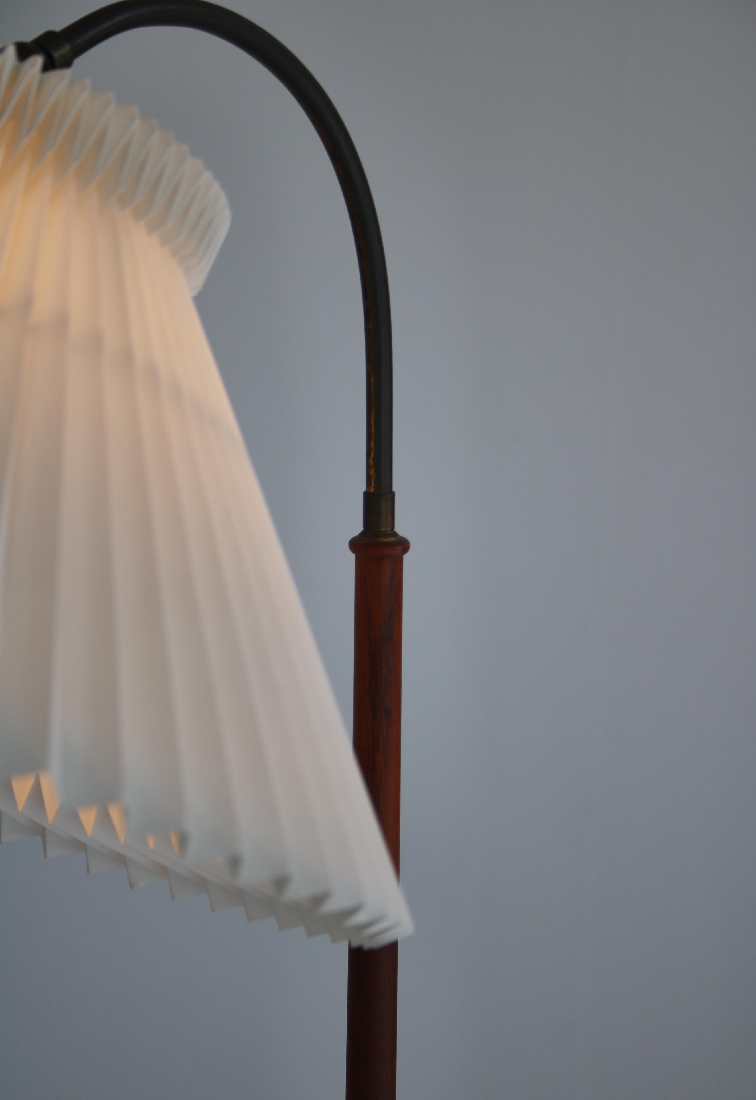 Ferro Lampada da terra moderna danese in teak con paralume di Le Klint piegato a mano, anni '50 in vendita