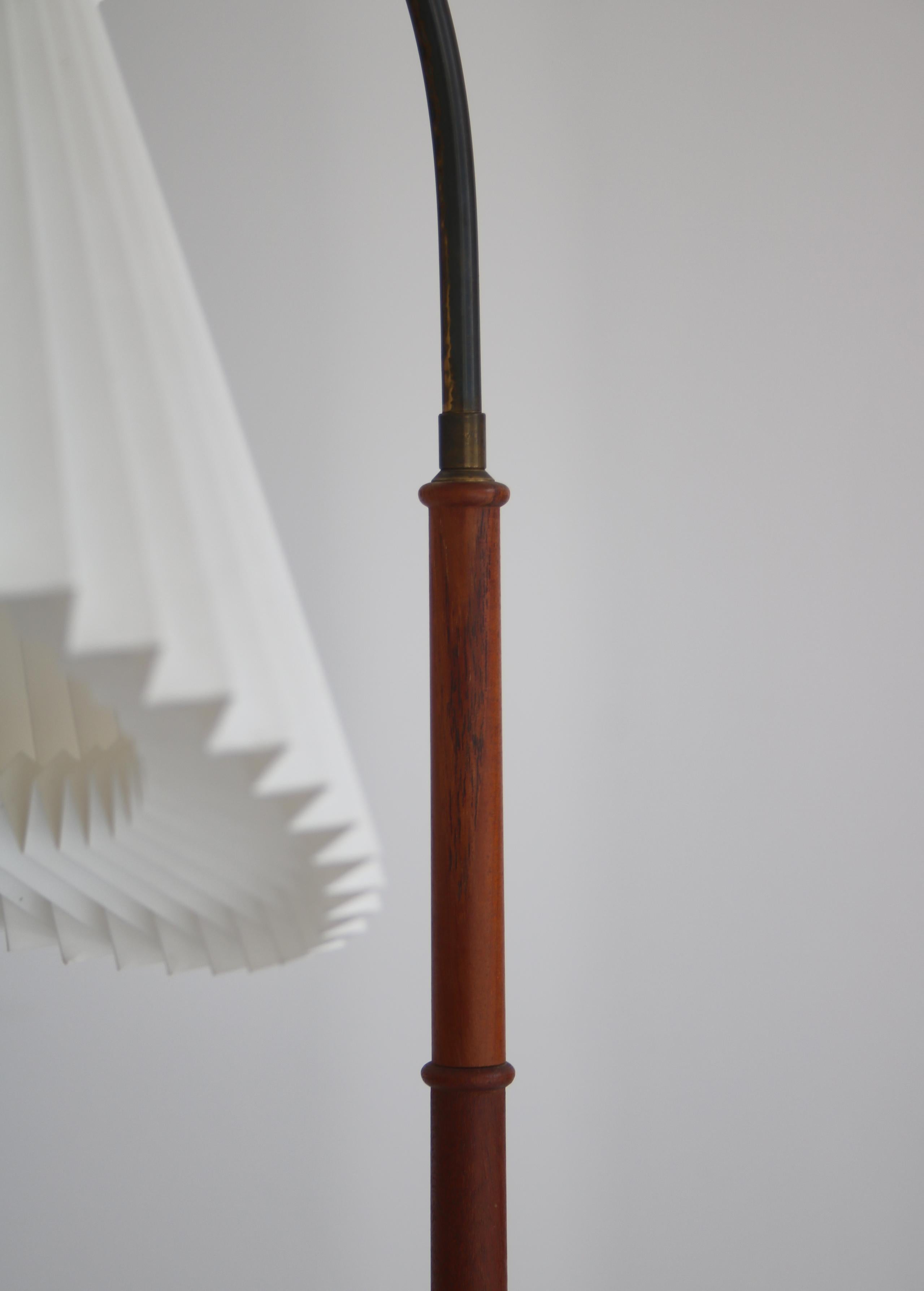 Lampada da terra moderna danese in teak con paralume di Le Klint piegato a mano, anni '50 in vendita 1