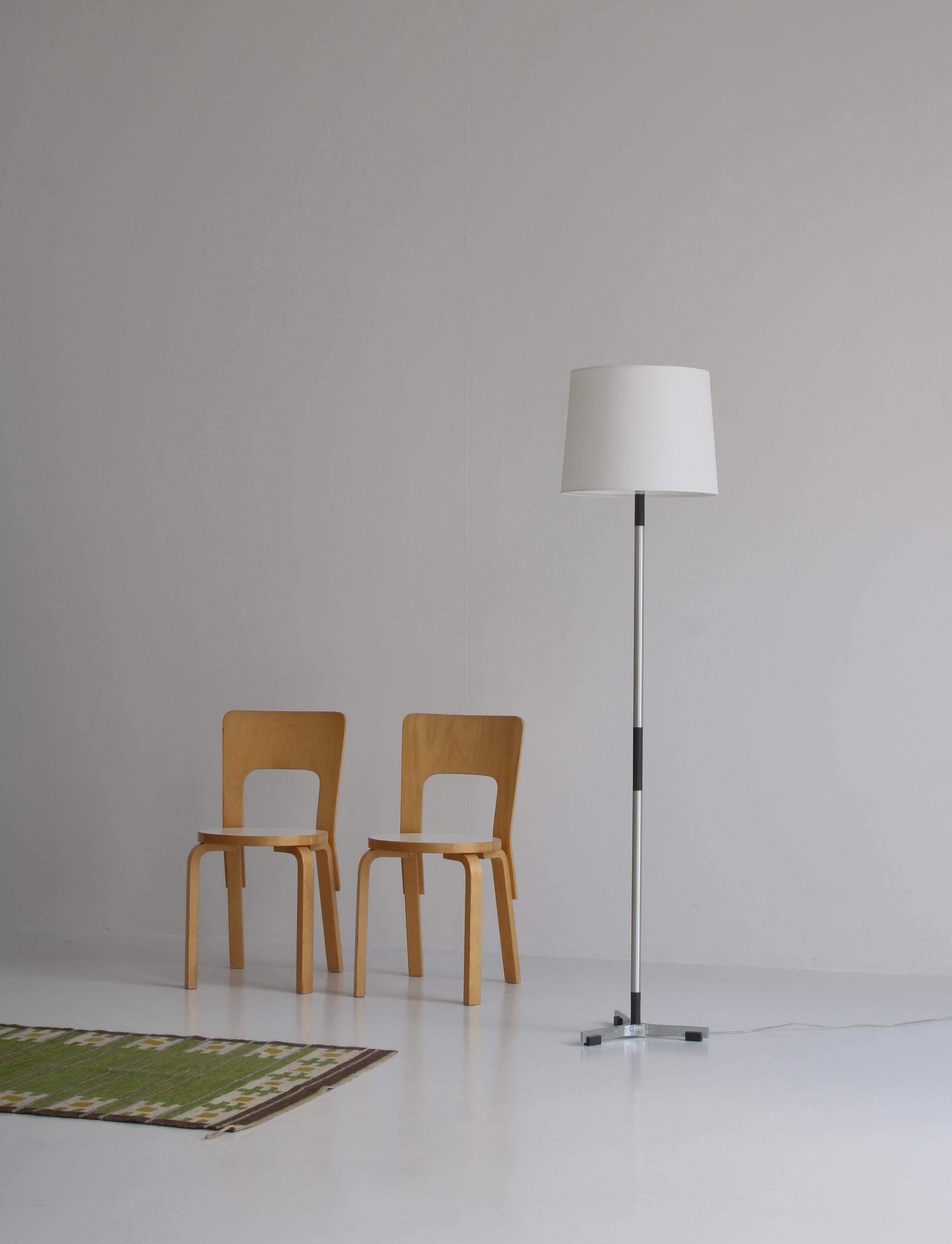 Elegant Danish Modern floor lamp in aluminium and black lacquered wood by Jo Hammerborg for 