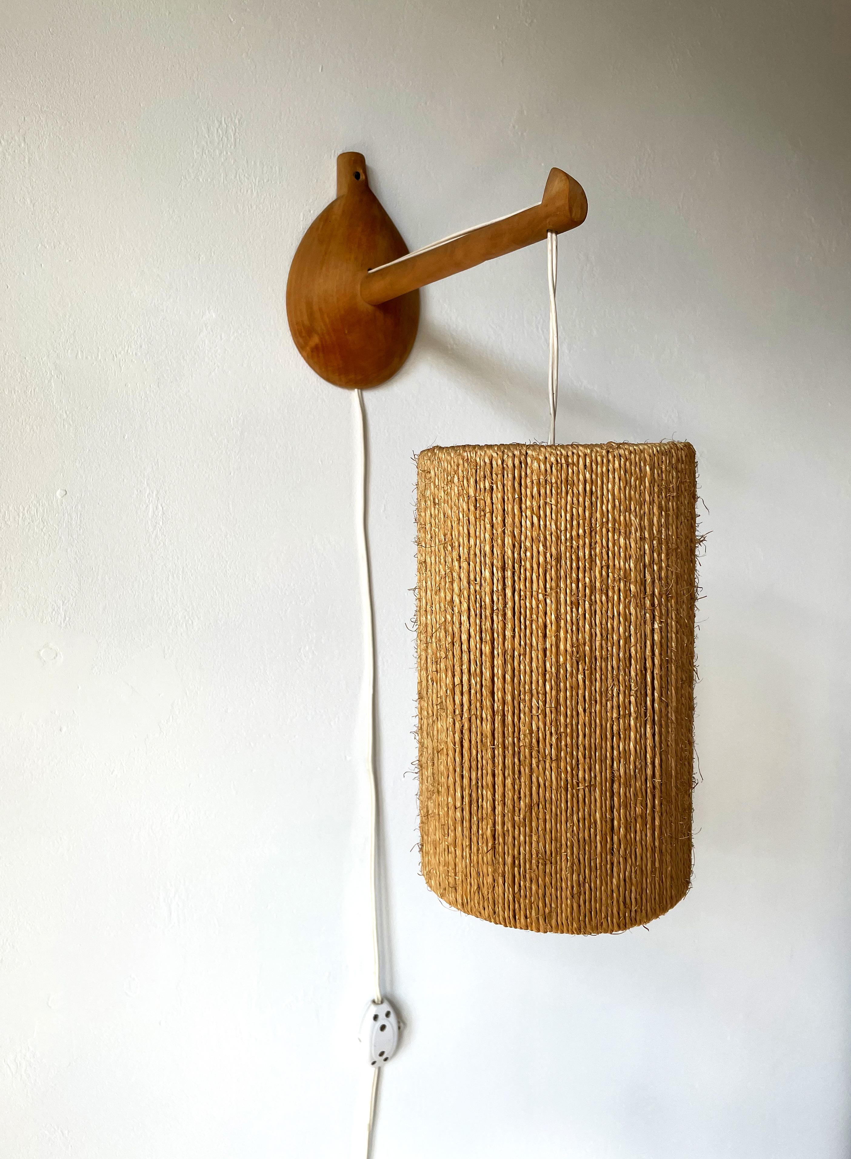Classic 1950s Scandinavian midcentury modern wall lamp. Attributed to/in the style of Ib Fabiansen for Fog & Mørup. Papercord braided cylinder lamp shade on wooden mount and stem. E27 bulb. Switch on cord. Beautiful vintage condition.
Denmark,