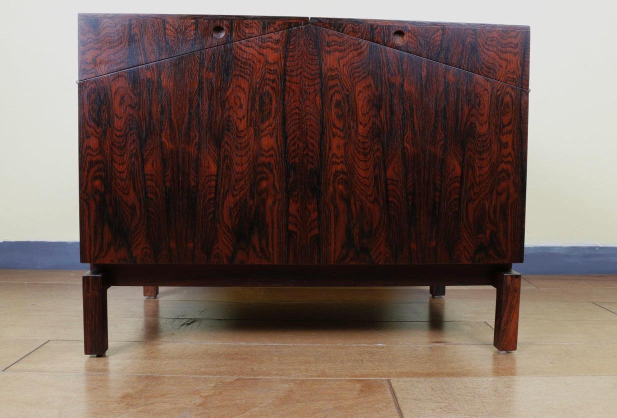 Incroyable palissandre brésilien  Moderne danois  meuble de bar pliant conçu par Leif I.C. pour C.F. Christensen, Danemark. Depuis 1964. Avec quincaillerie en laiton. Dans de très bonnes conditions. Il n'y a pas de rayures, de pièces cassées ou