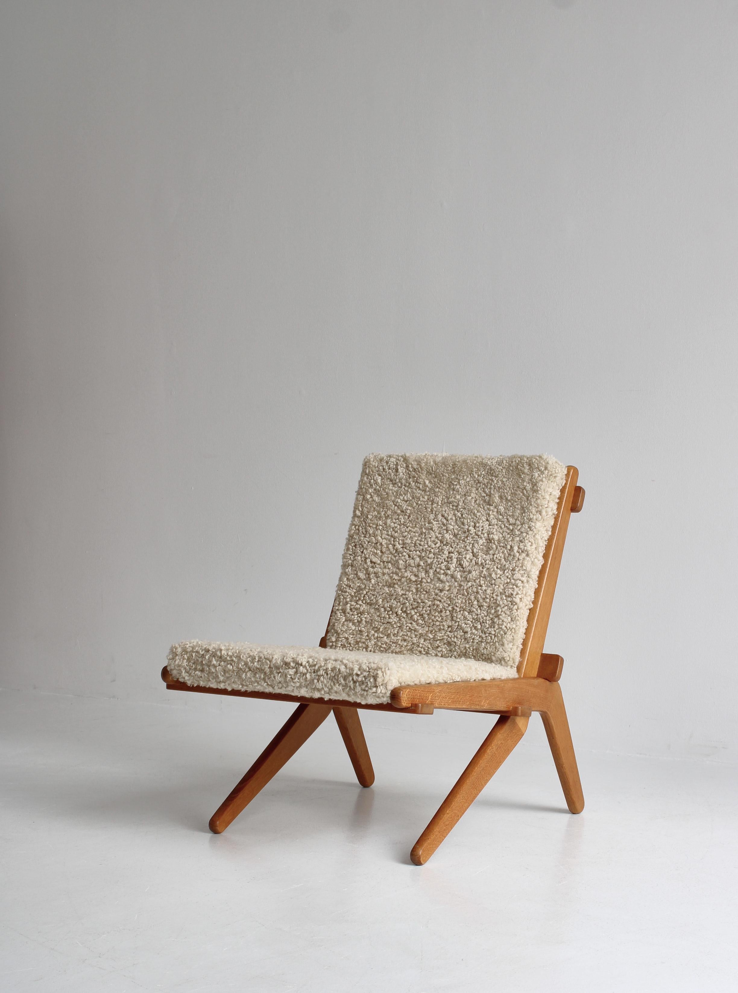 Mid-20th Century Danish Modern Folding Chair in Oak and Natural Sheepskin, Preben Thorsen, 1950s For Sale
