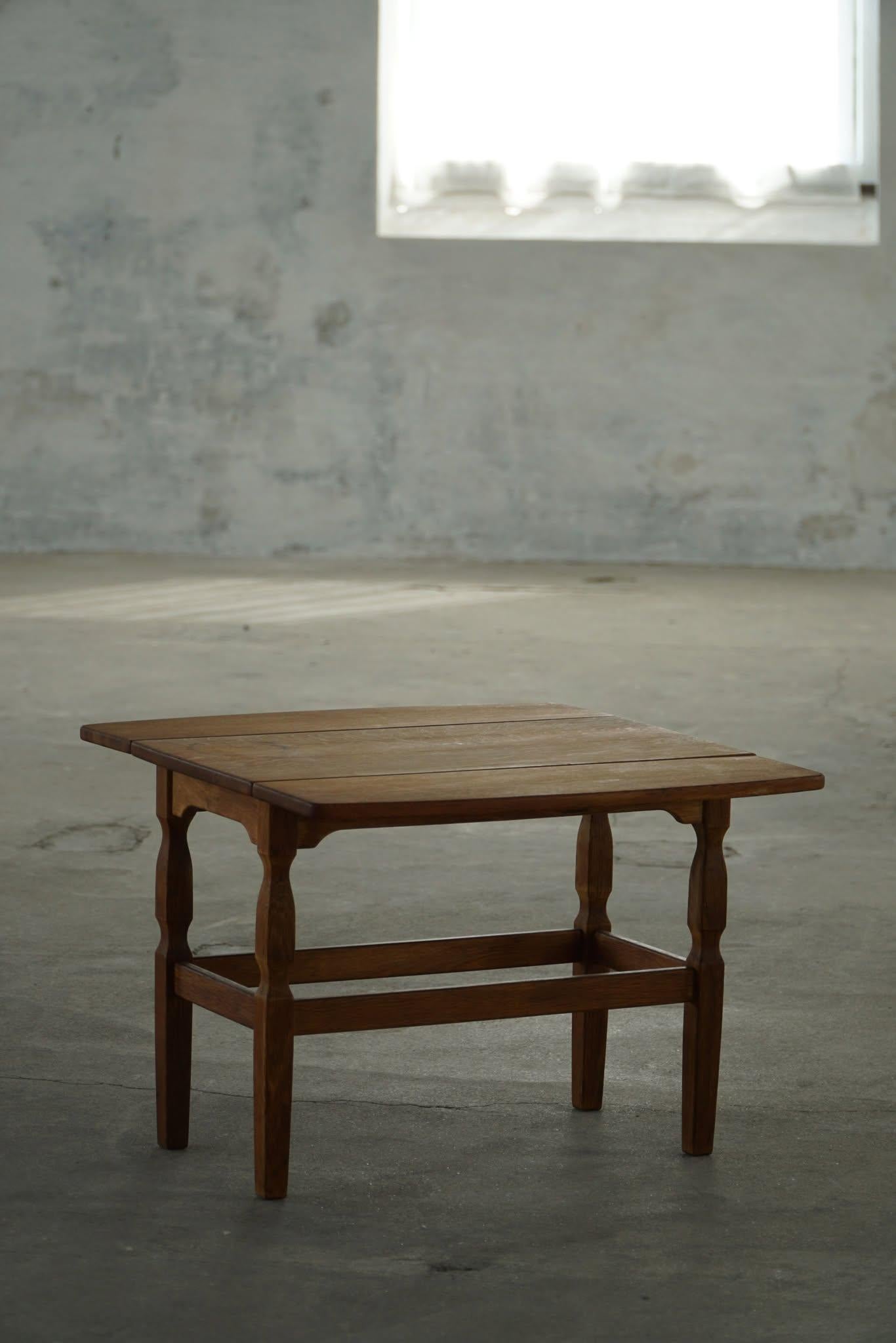 Danish Modern Folding Side Table in Solid Oak, Mid 20th Century In Good Condition For Sale In Odense, DK