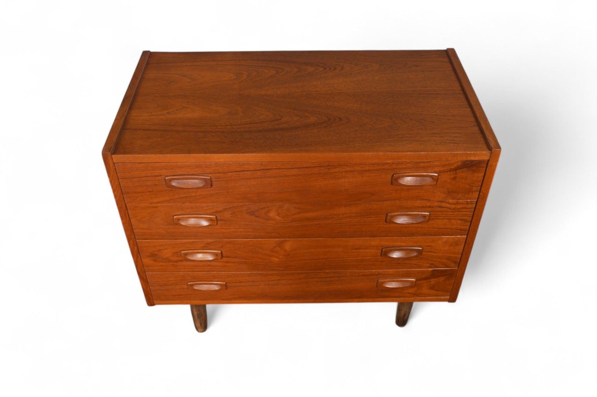 Origen: Dinamarca
Diseñador: Desconocido
Fabricante: Desconocido
Época: años 60
Materiales: Teca
Medidas: 31,5″ ancho x 17″ fondo x 27,5″ alto