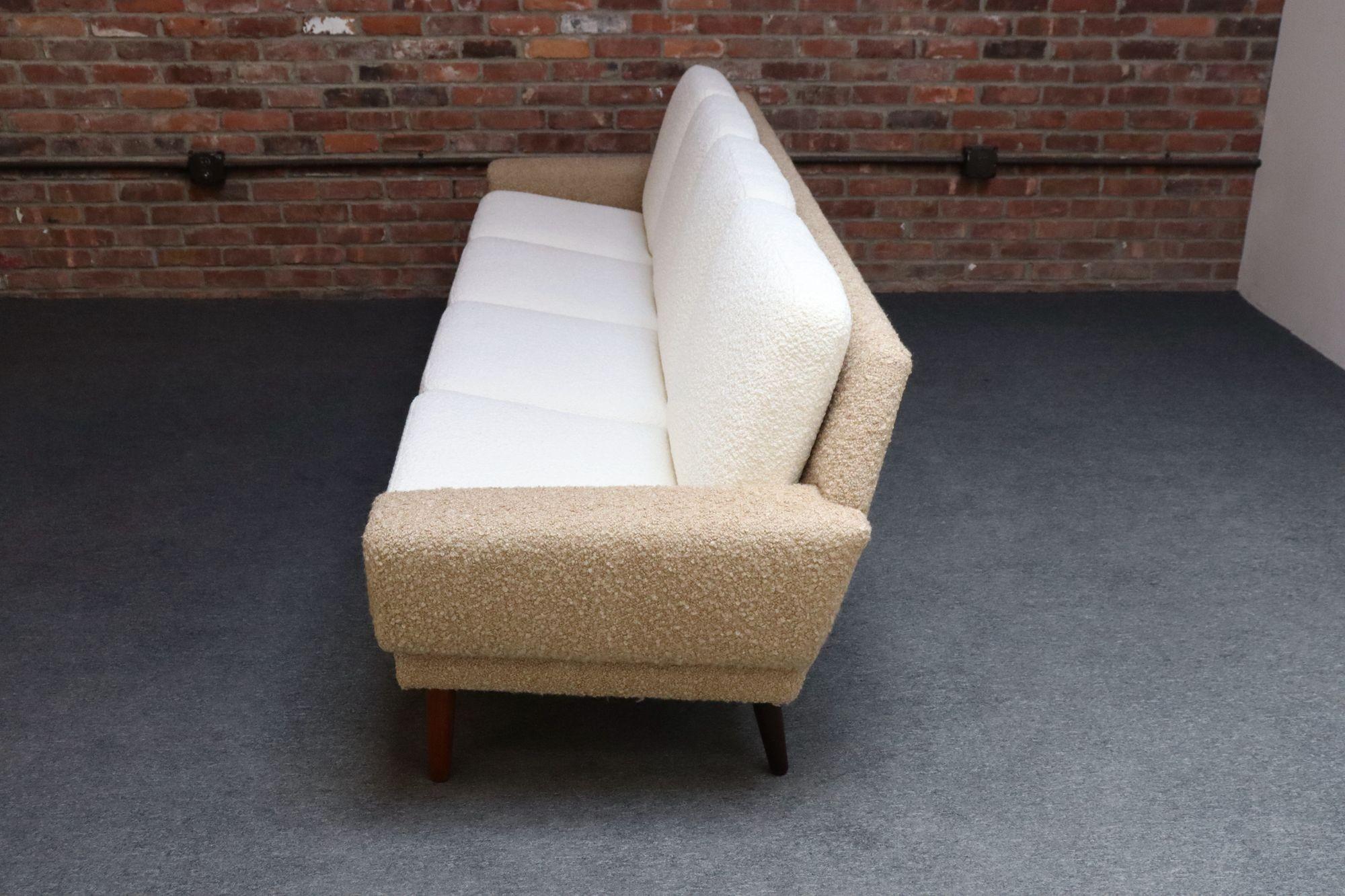 Dänisches modernes viersitziges Langsofa aus Teakholz und zweifarbigem Bouclé im Angebot 4