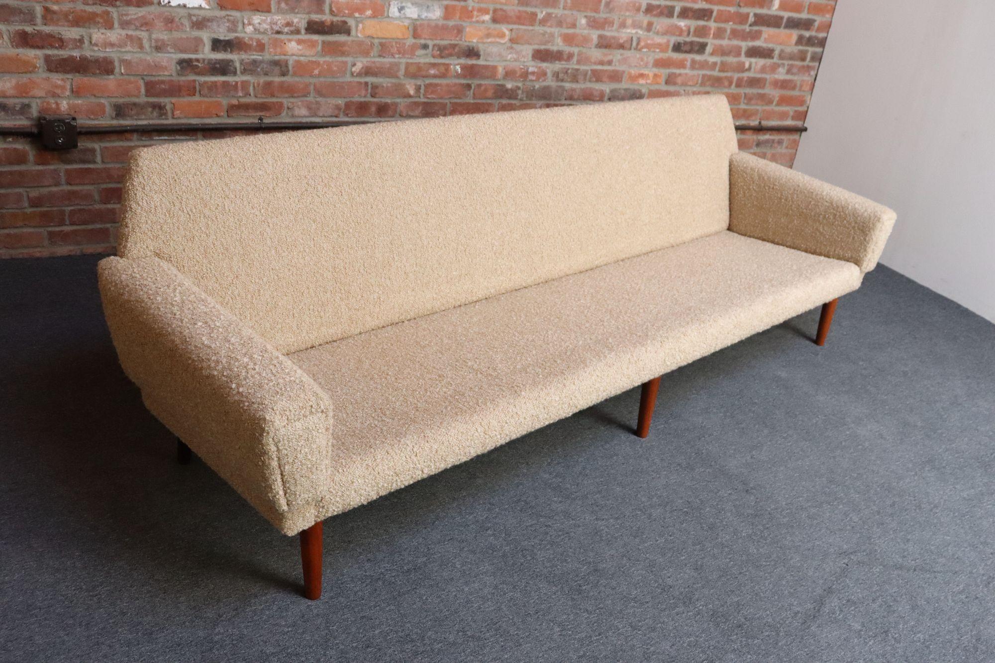 Dänisches modernes viersitziges Langsofa aus Teakholz und zweifarbigem Bouclé im Angebot 5