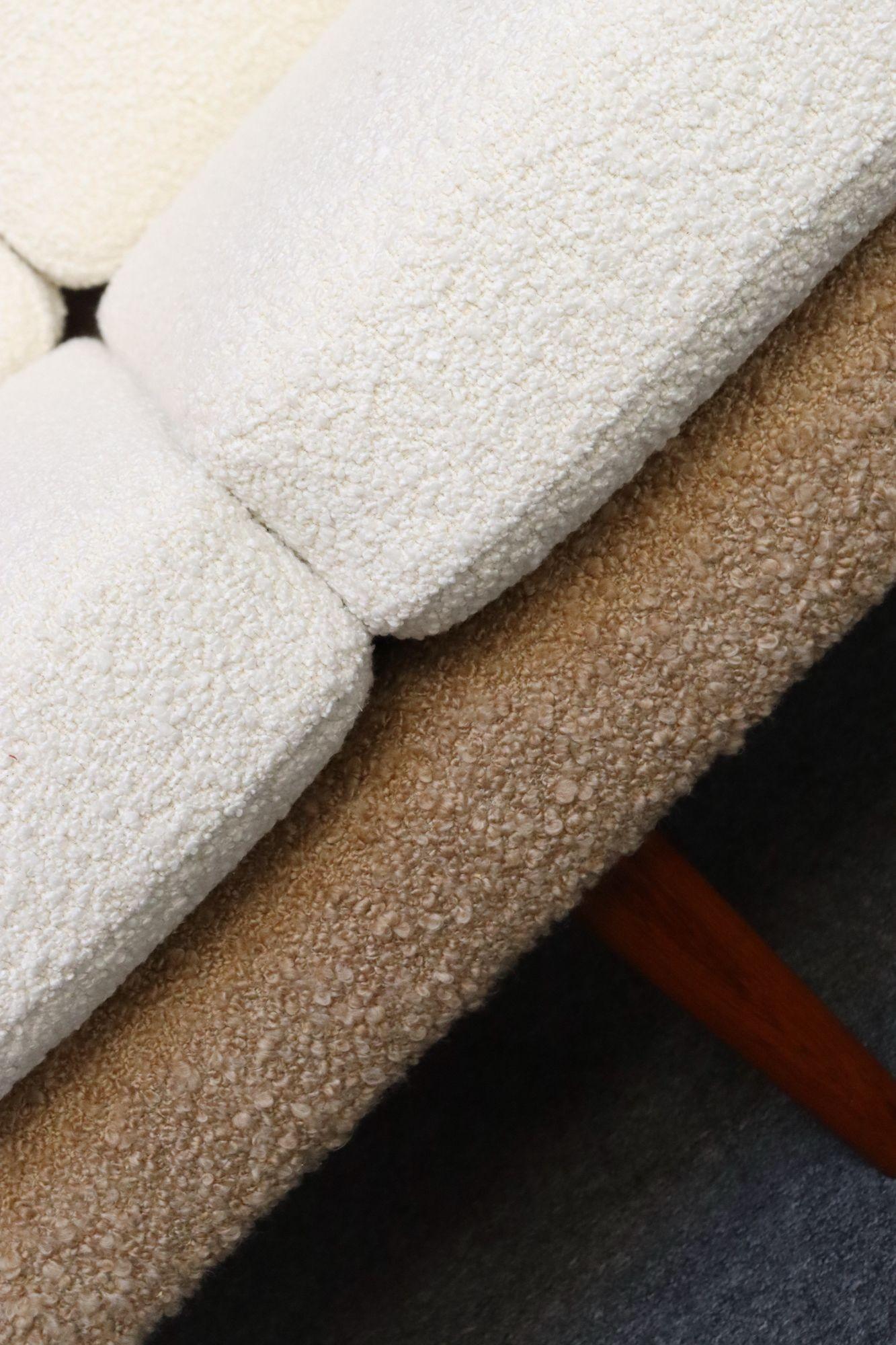 Dänisches modernes viersitziges Langsofa aus Teakholz und zweifarbigem Bouclé im Angebot 6