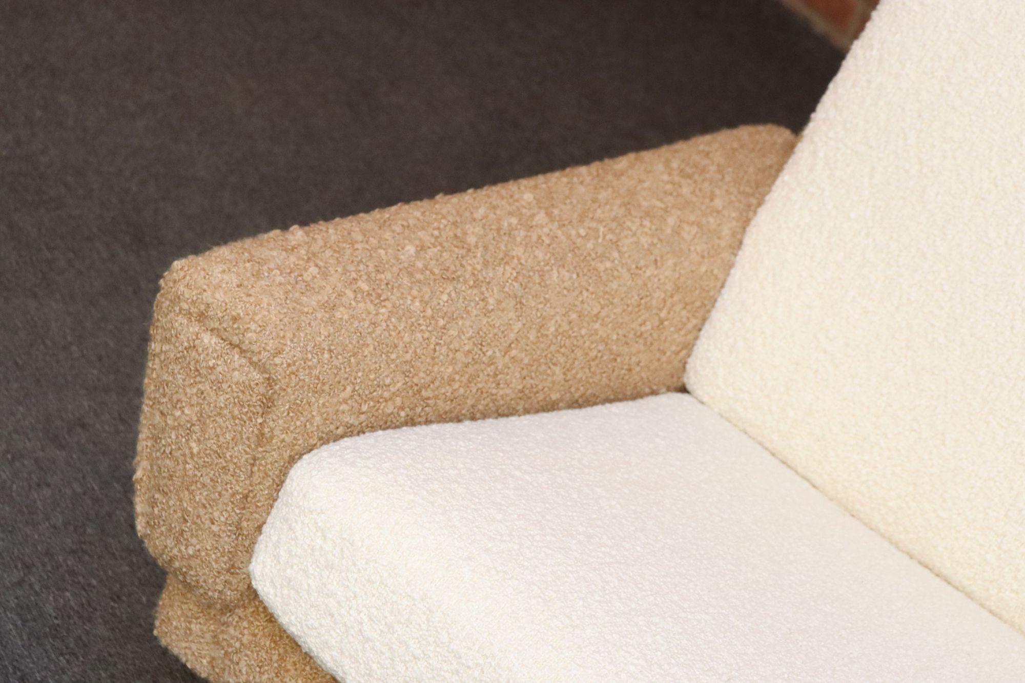 Dänisches modernes viersitziges Langsofa aus Teakholz und zweifarbigem Bouclé im Angebot 8