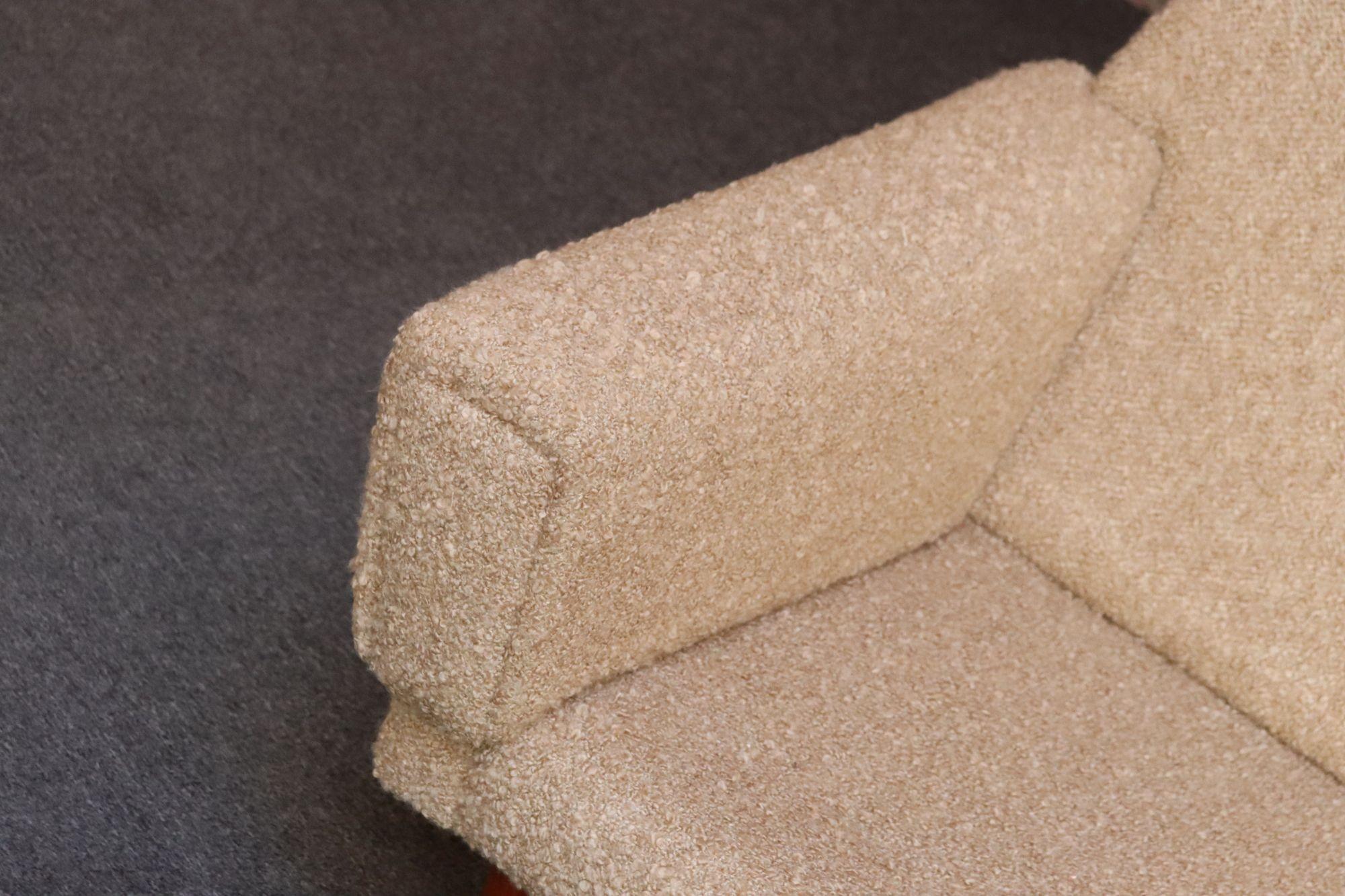Dänisches modernes viersitziges Langsofa aus Teakholz und zweifarbigem Bouclé im Angebot 9