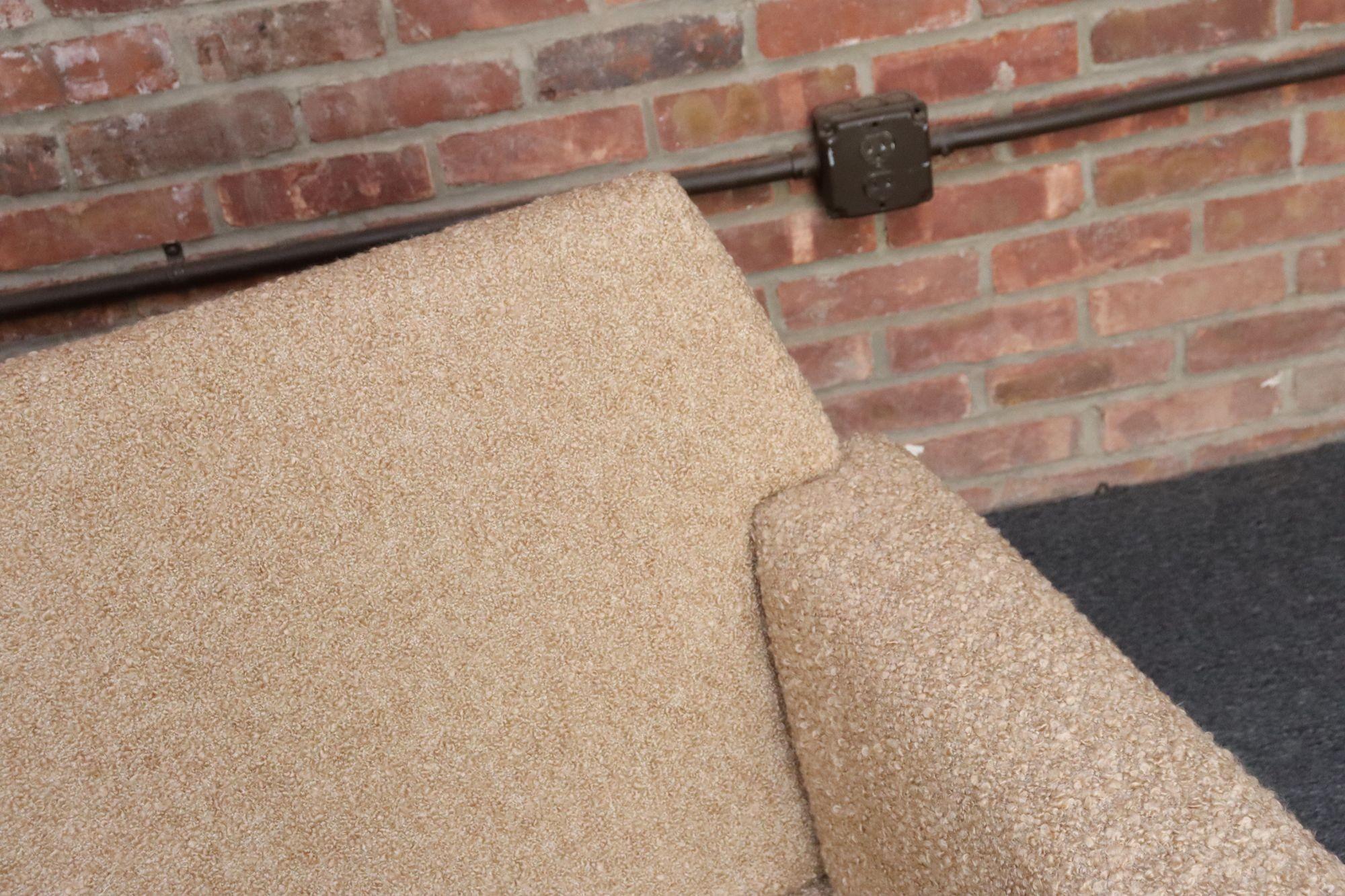 Dänisches modernes viersitziges Langsofa aus Teakholz und zweifarbigem Bouclé im Angebot 10