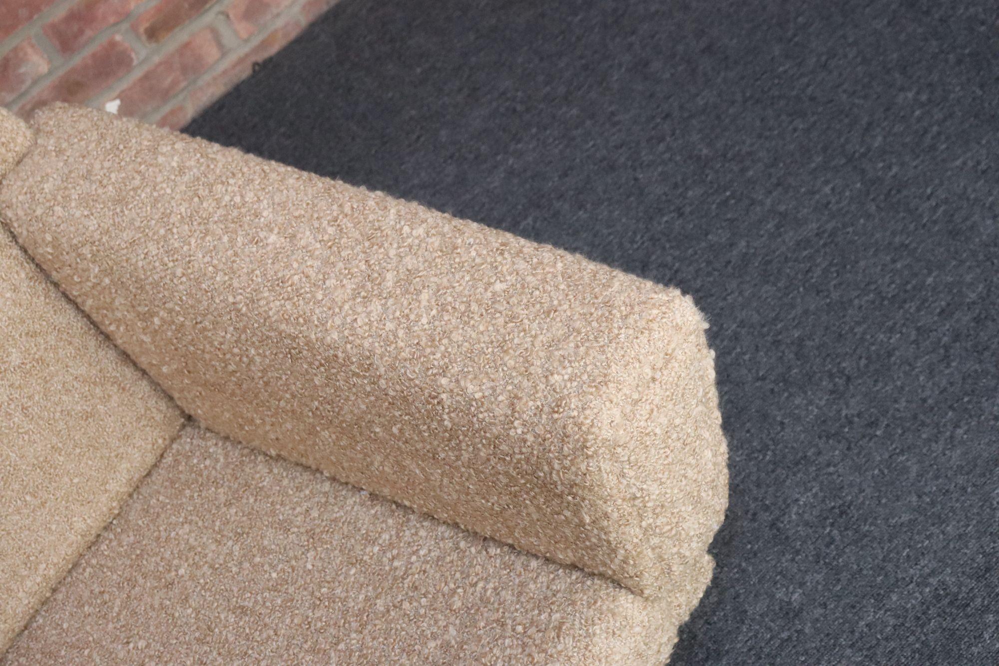 Dänisches modernes viersitziges Langsofa aus Teakholz und zweifarbigem Bouclé im Angebot 11