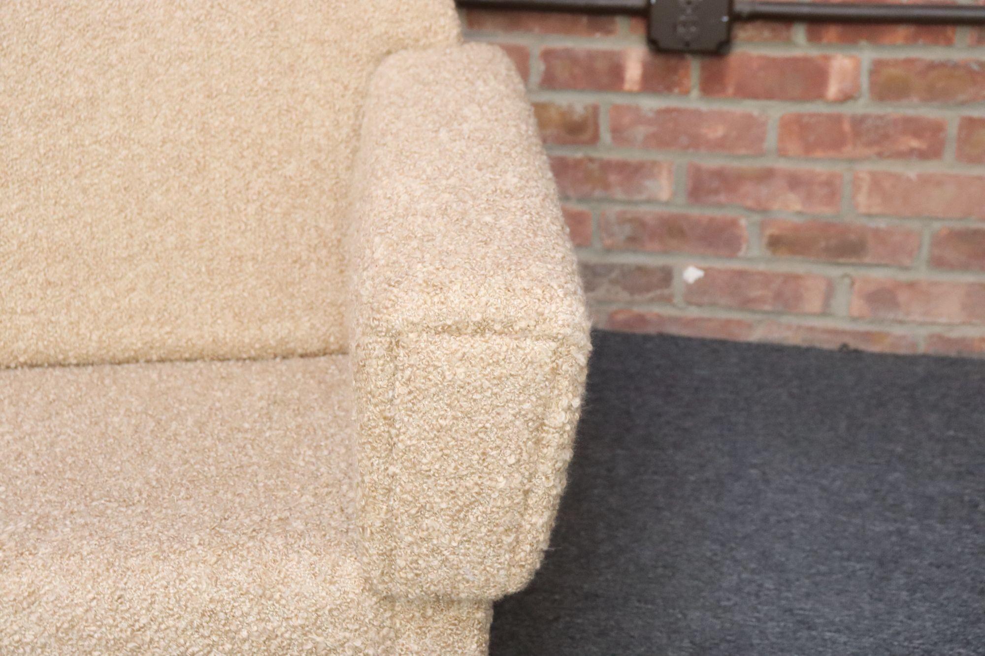 Dänisches modernes viersitziges Langsofa aus Teakholz und zweifarbigem Bouclé im Angebot 12