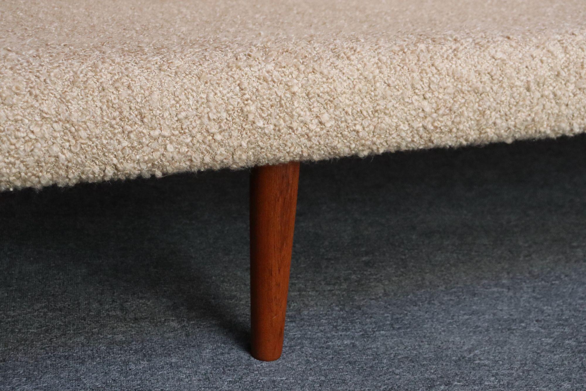 Dänisches modernes viersitziges Langsofa aus Teakholz und zweifarbigem Bouclé im Angebot 13