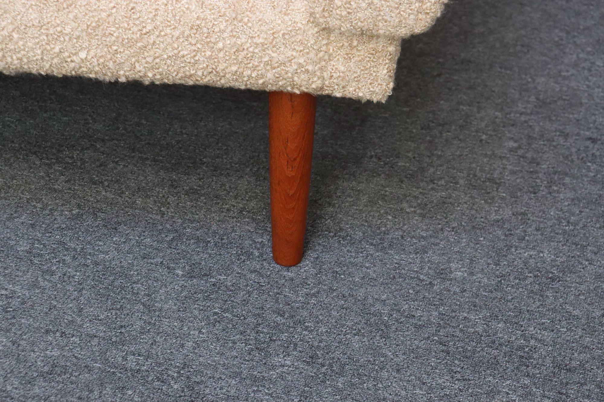 Dänisches modernes viersitziges Langsofa aus Teakholz und zweifarbigem Bouclé im Angebot 14