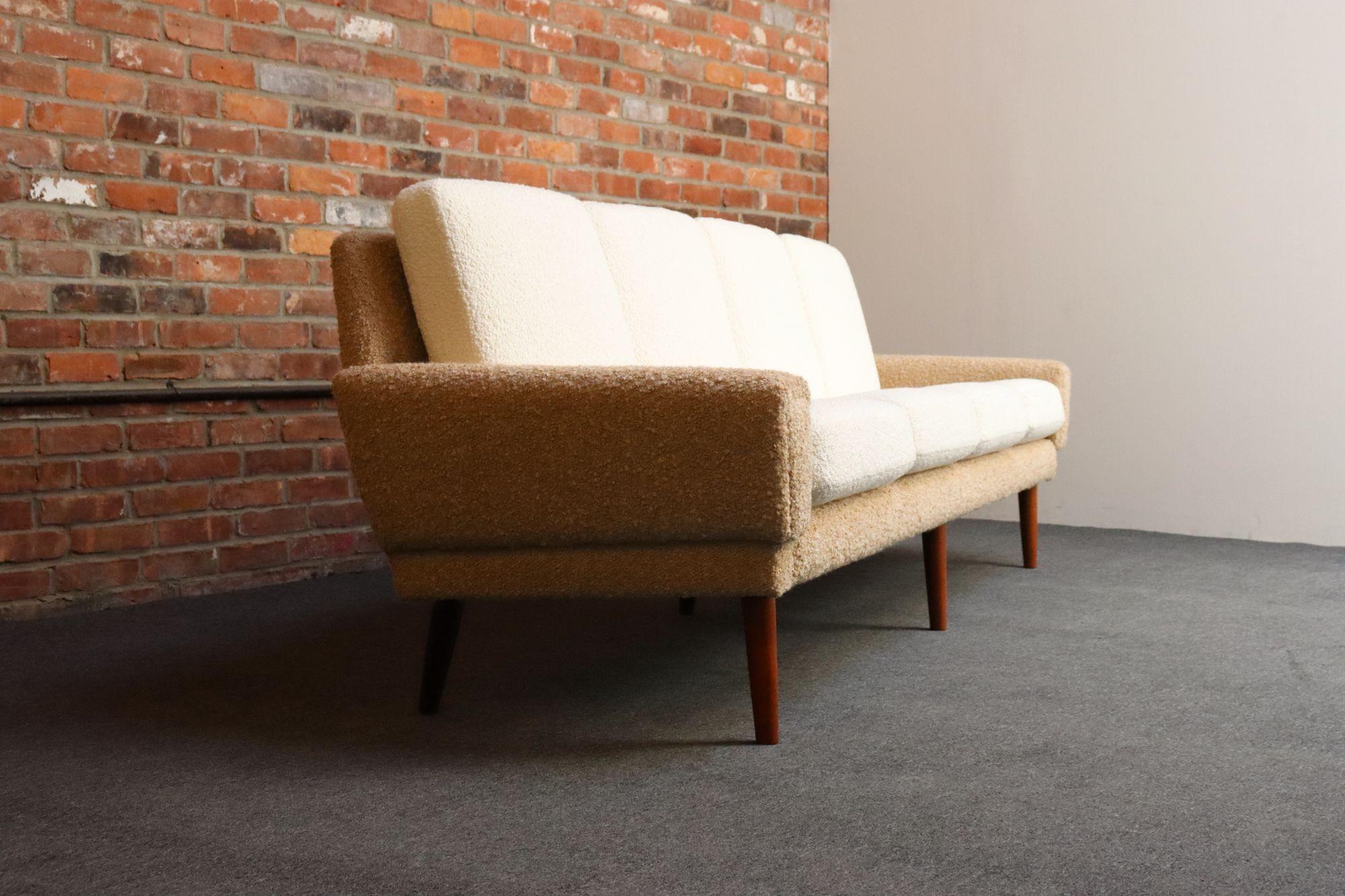 Dänisches modernes viersitziges Langsofa aus Teakholz und zweifarbigem Bouclé (Skandinavische Moderne) im Angebot