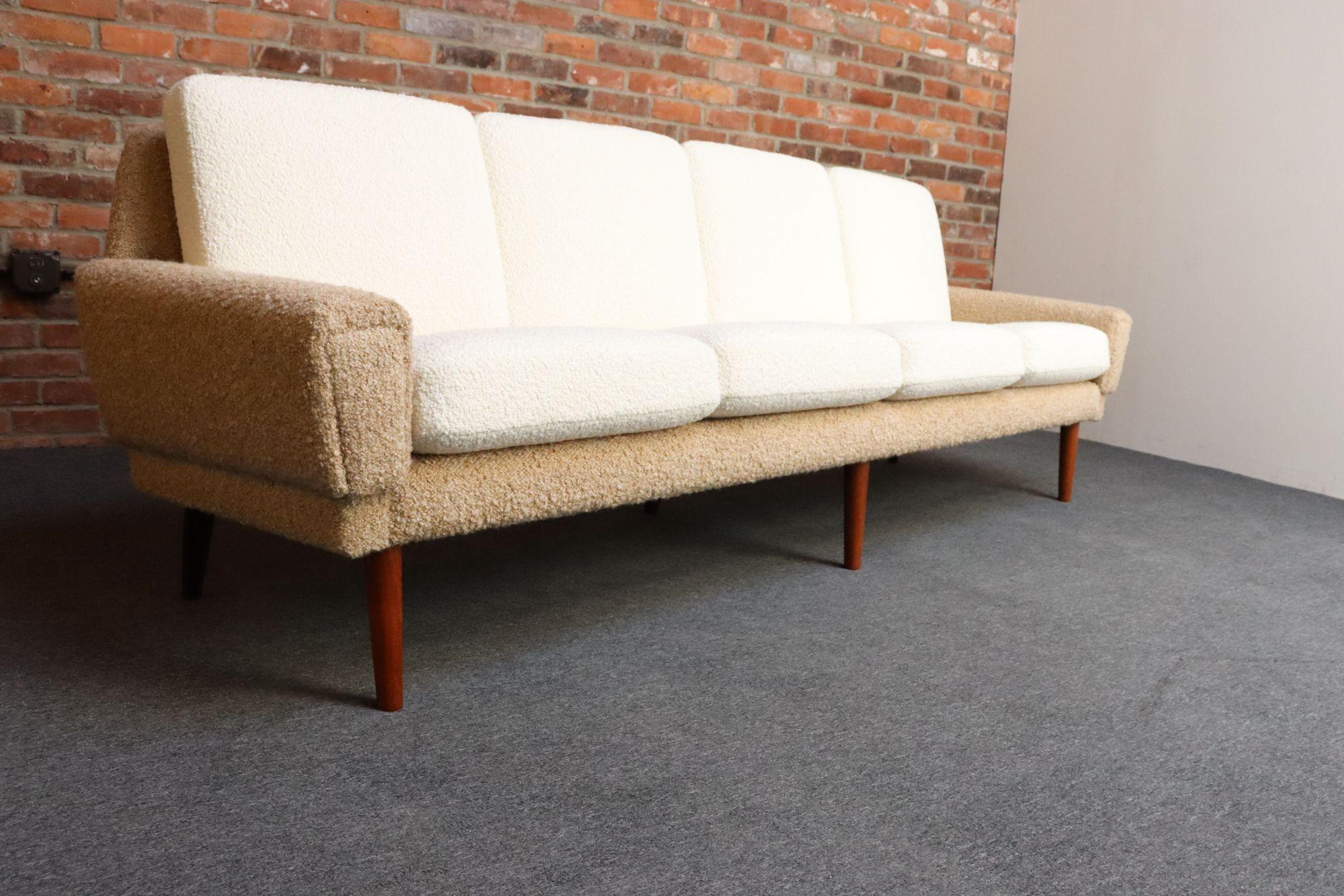 Dänisches modernes viersitziges Langsofa aus Teakholz und zweifarbigem Bouclé im Zustand ��„Gut“ im Angebot in Brooklyn, NY